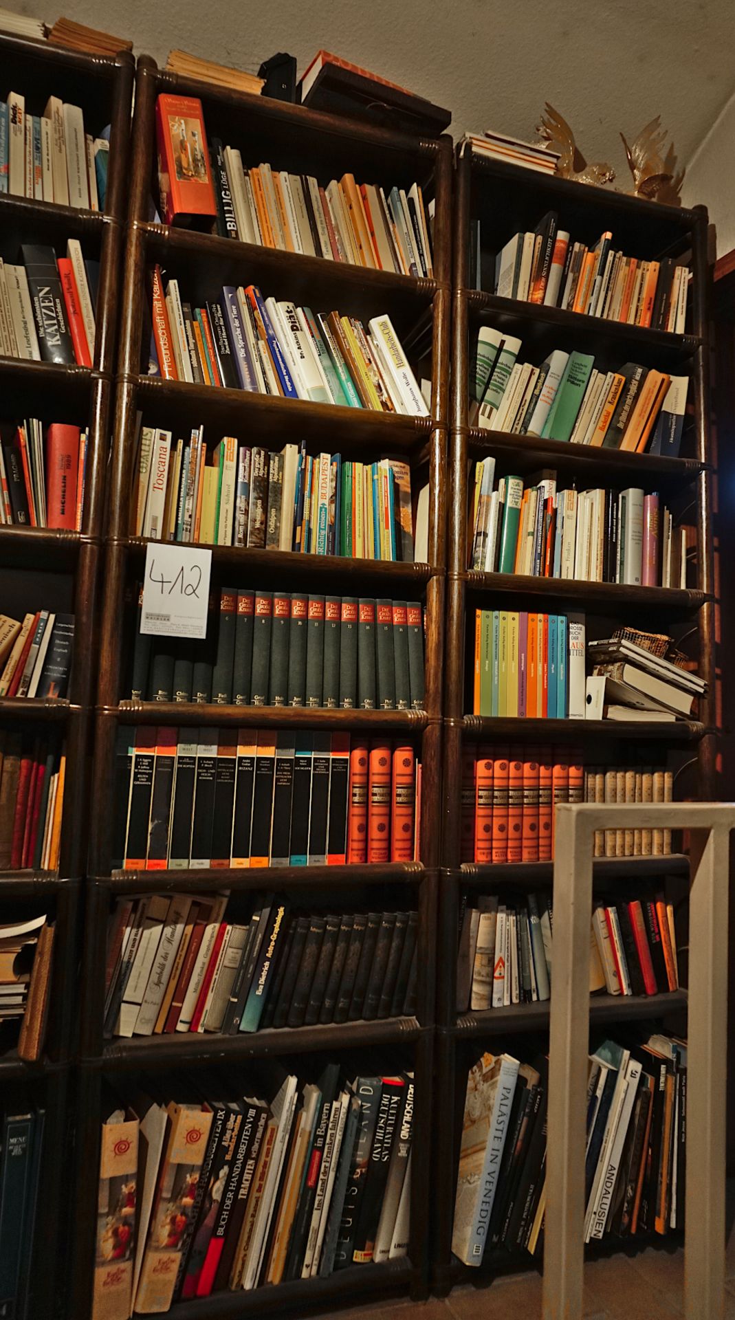 Rattan-Regal mit Büchern, Deko, Asp. - Bild 3 aus 3