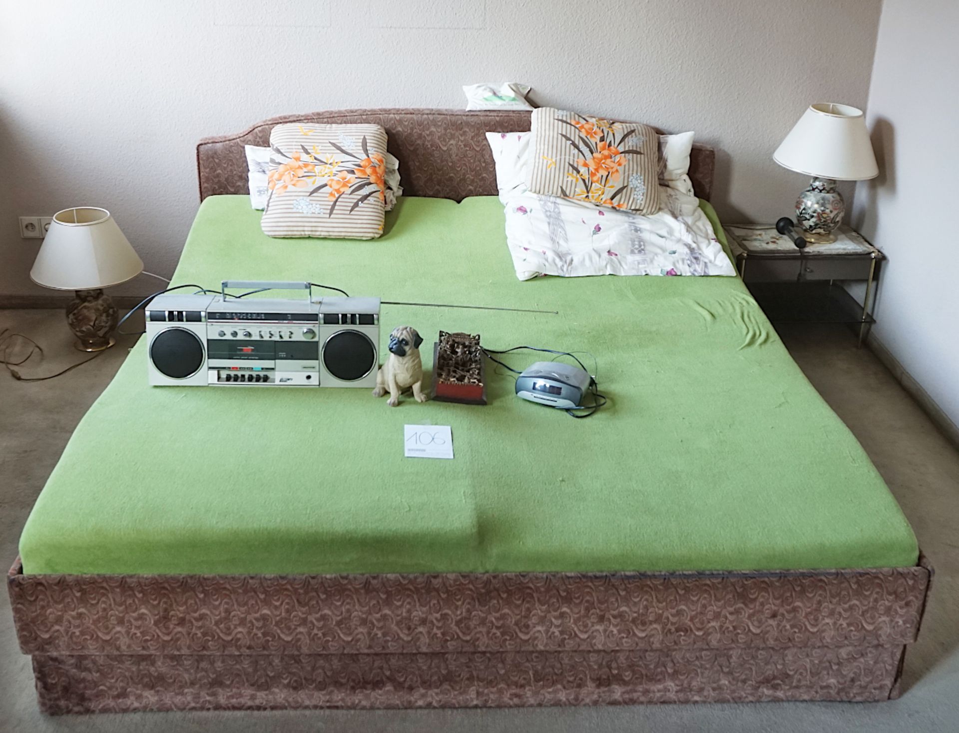 Doppelbett mit Nachttisch, Lampen, Radios