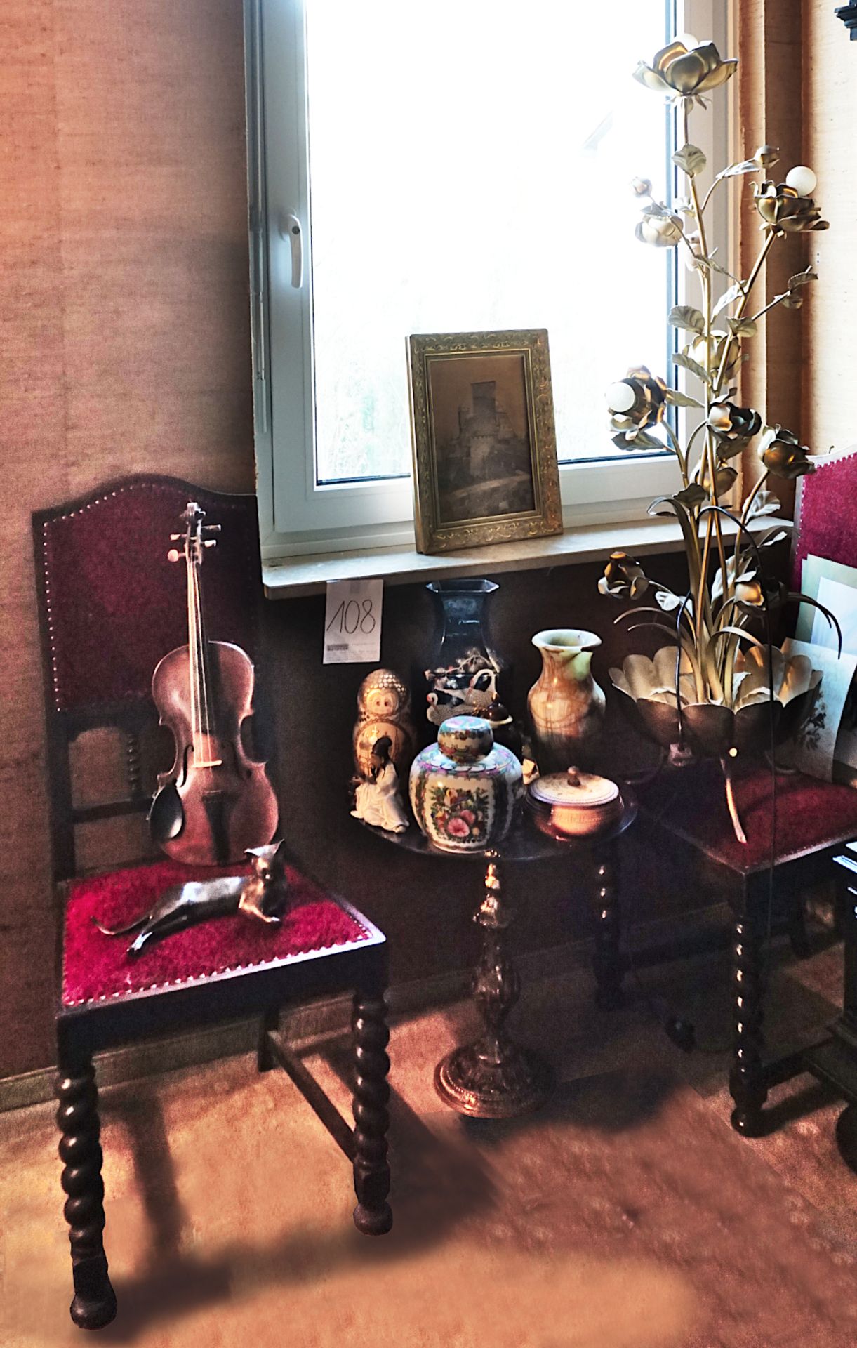 2 Stühle um 1910, Stehlampe, Geige, Bronzekatze