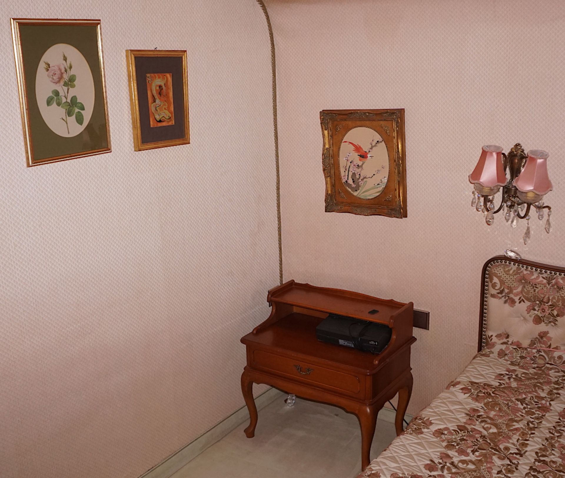 1 Doppelbett Chippendale-Stil mit Nachtkästchen, Klimaanlage, Lampen, Bilder, - Bild 3 aus 4