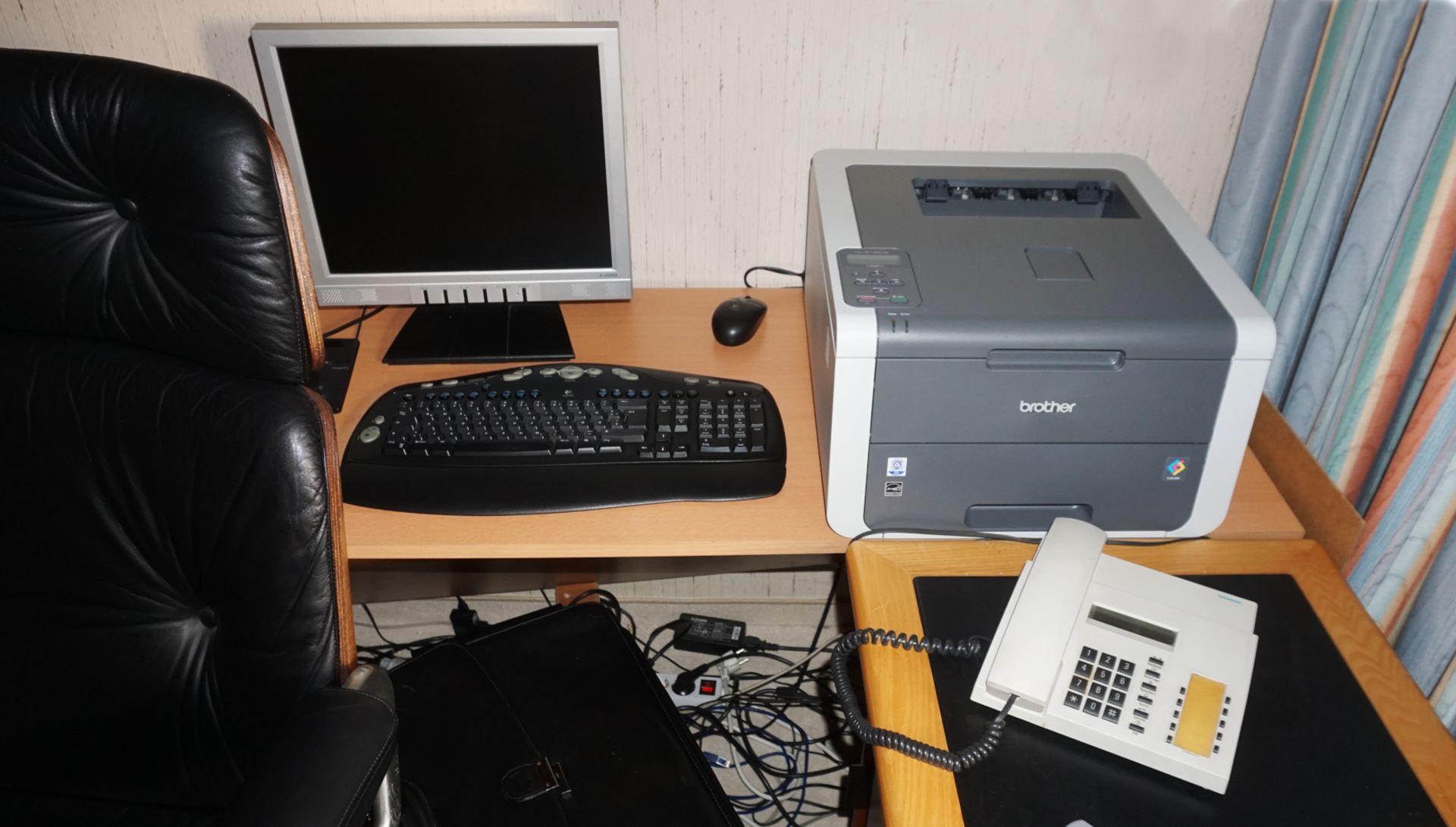 1 Büro mit schwarzen Stühlen/ Sesseln, Computer, Tisch, u.a., - Bild 2 aus 4