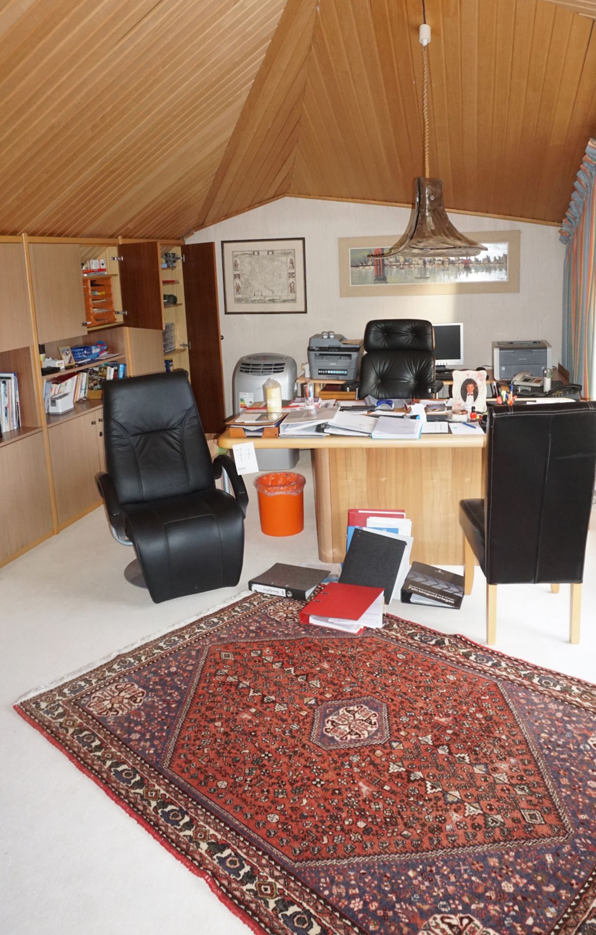 1 Büro mit schwarzen Stühlen/ Sesseln, Computer, Tisch, u.a.,