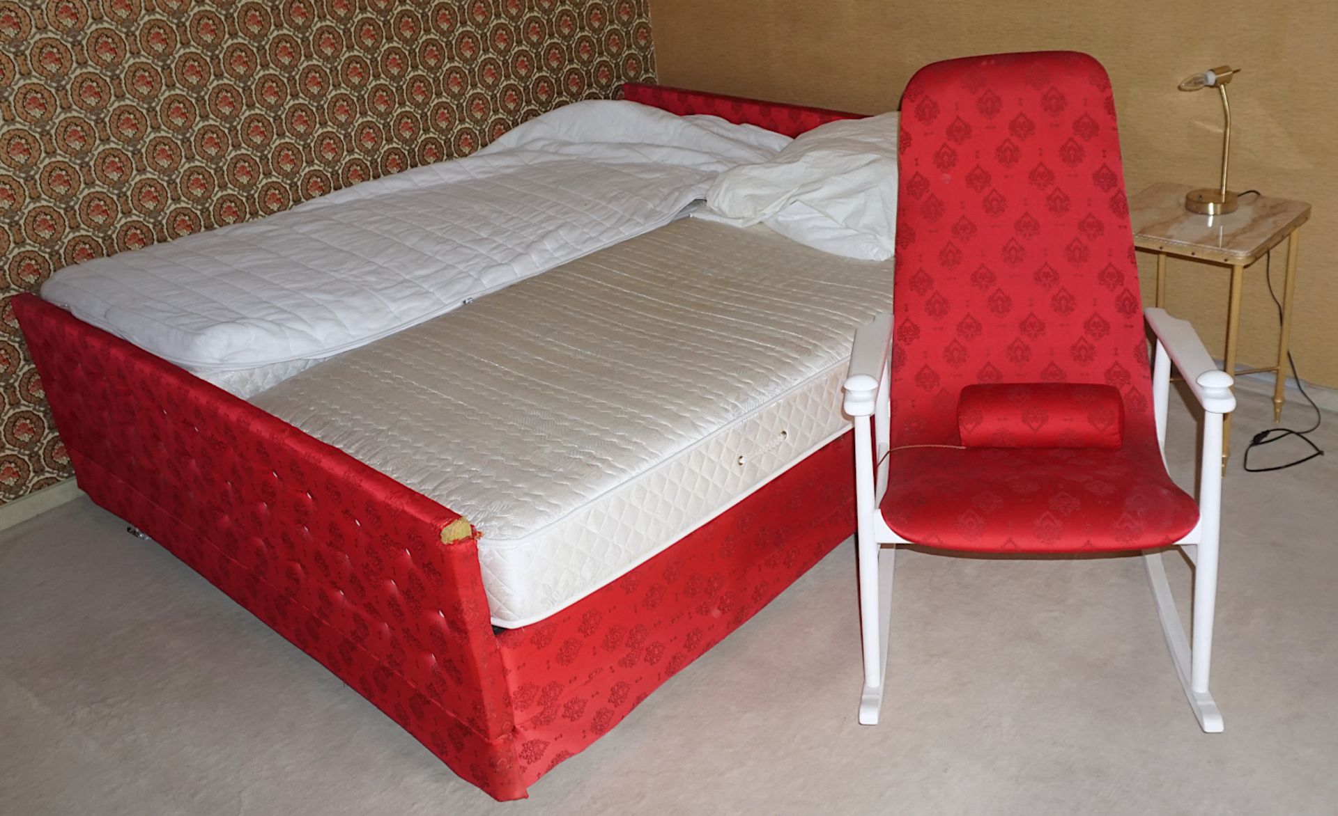 1 Konvolut Schlafzimmer-Möbel mit Bett, Schaukelstuhl, Kommode, Lampe, - Bild 2 aus 3