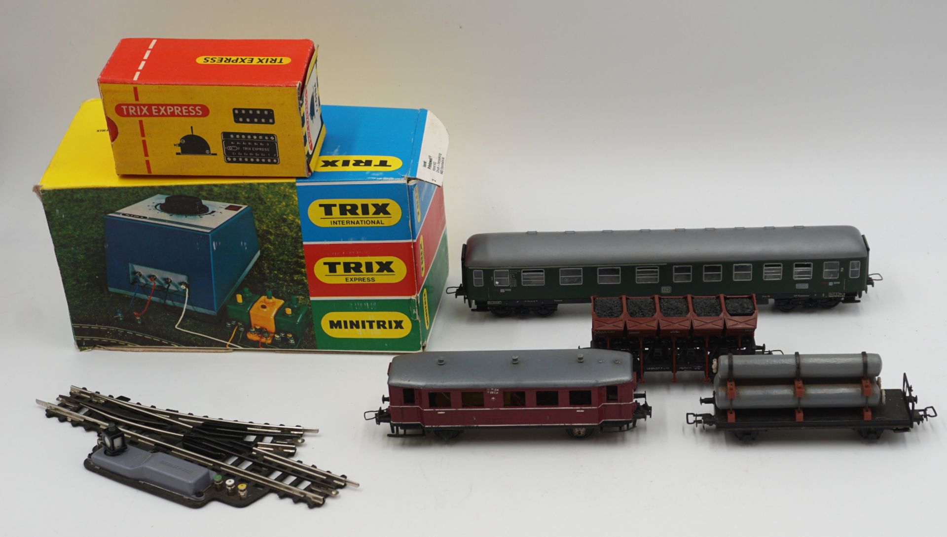 1 Konv. Modelleisenbahn TRIX EXPRESS: ca. 60 Waggons, Schienen, Technik, u.a., z.T. im Orignalkarton