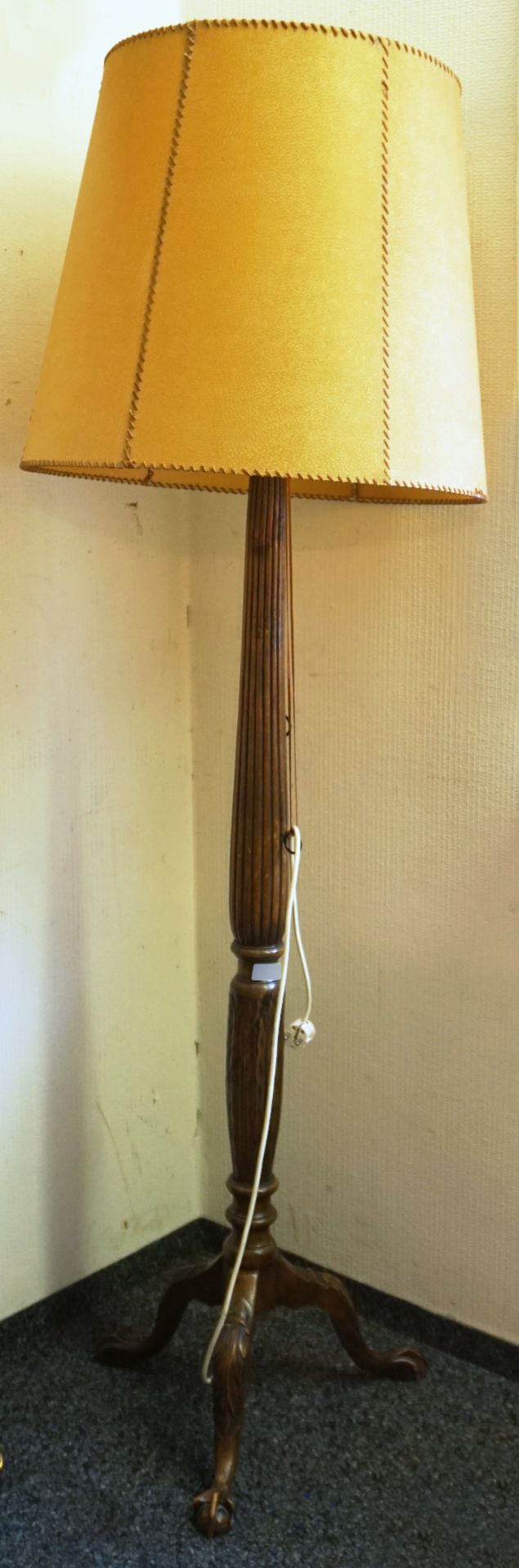 1 Stehlampe Eiche beschnitzt mit Klauenfüßen 2-flammig, Schirm Pergament, ca. H 184cm, ber./Asp.