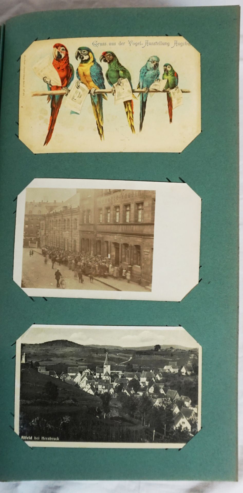 1 Postkartenalbum wohl Anfang 20. Jh. mit ca. 180 Postkarten z.T. "1. WK/Soldaten", "Stadtansichten"