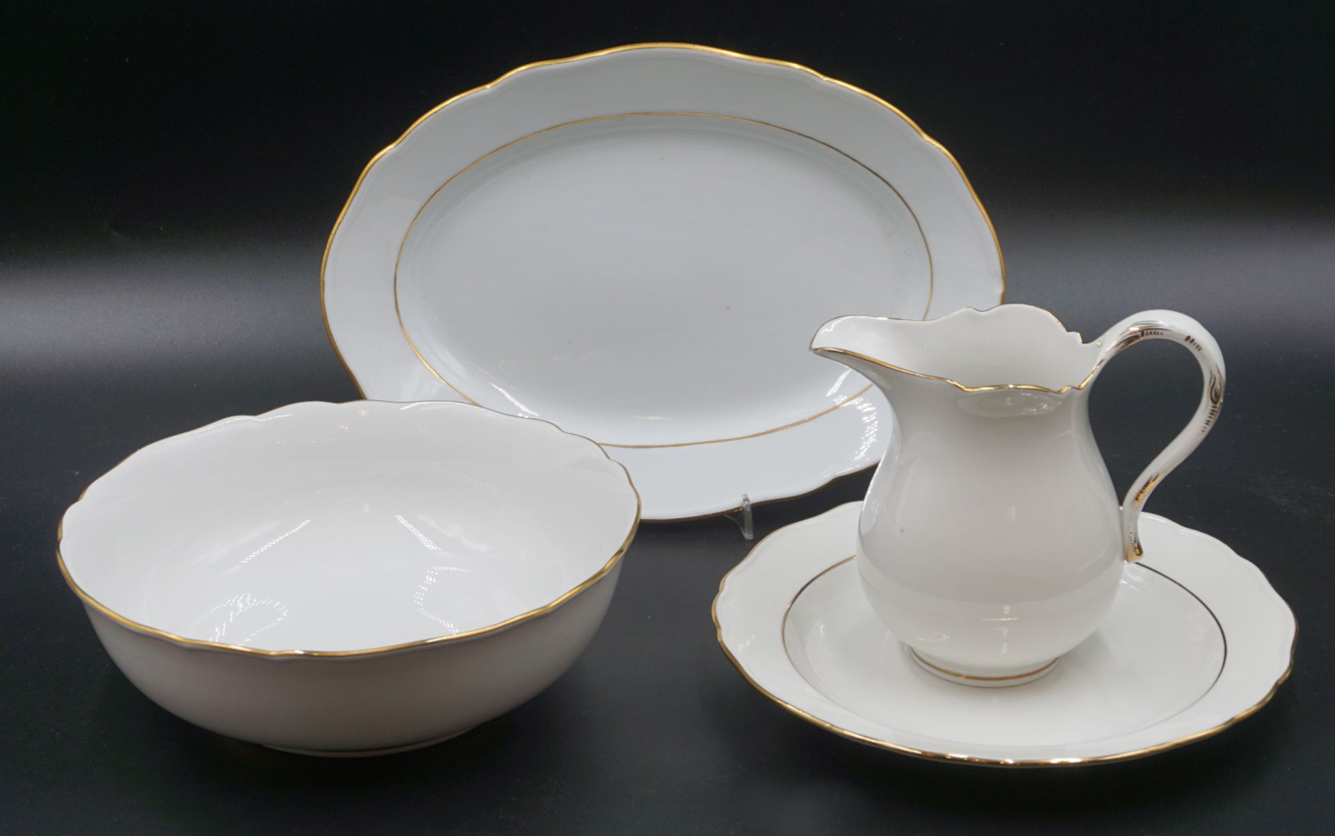 1 Konv. Porzellan MEISSEN "Weiß mit Goldrand": Speise- und Kuchenteller, Schüsseln und Milchkännchen