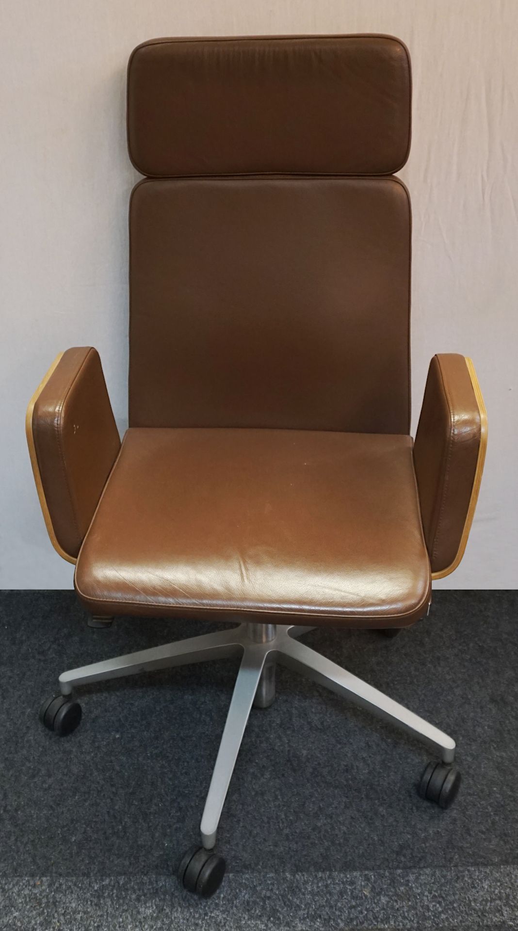 1 Bürodrehstuhl mit Kopfstütze HÜLSTA "Ergomo home office H3" mit Sitzholzschale und Rollen, z.T. be