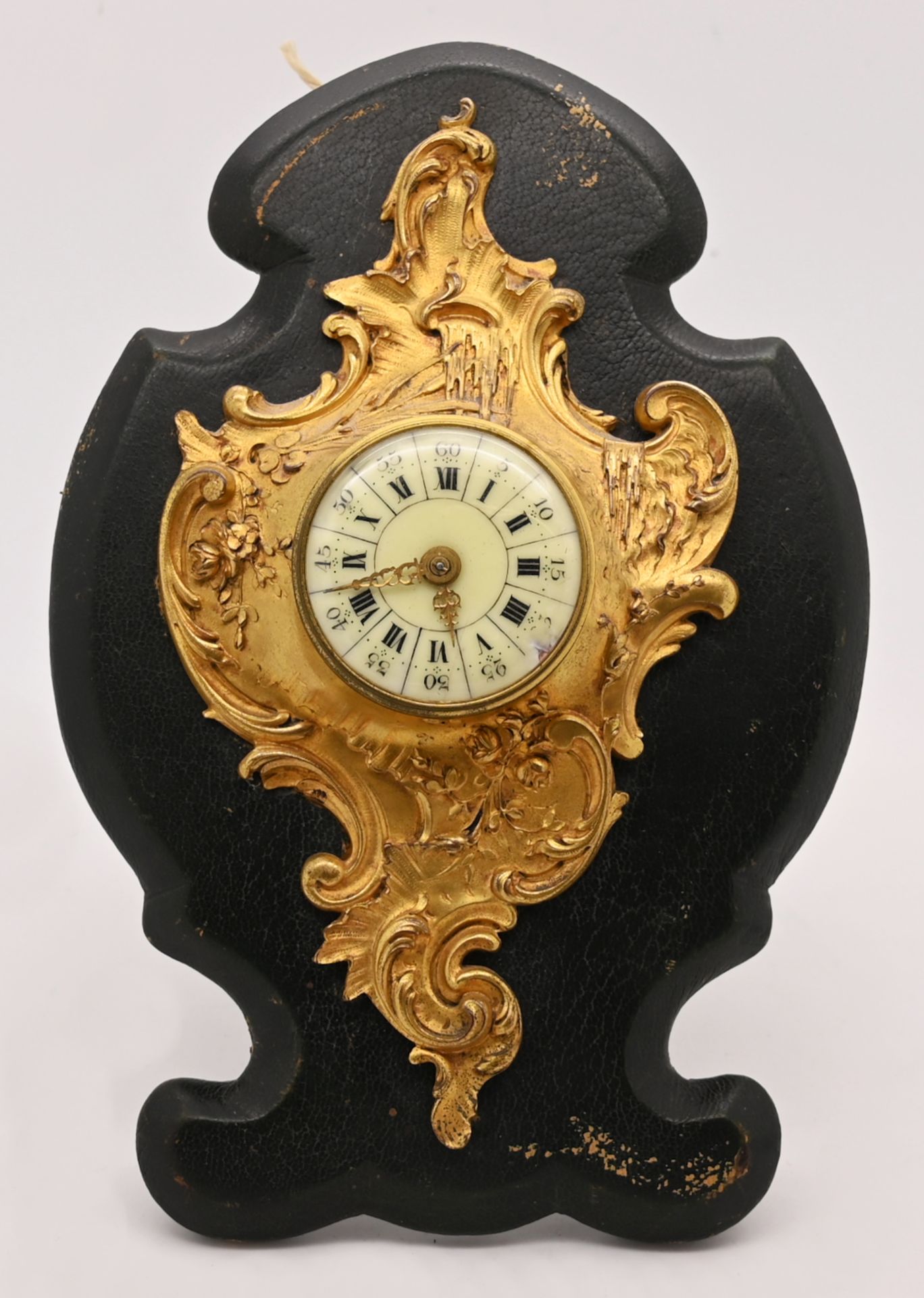1 Miniatur-Cartell-Uhr wohl Frankreich um 1860 feuervergoldet, auf Holzsochel, Gesamthöhe ca. 21cm