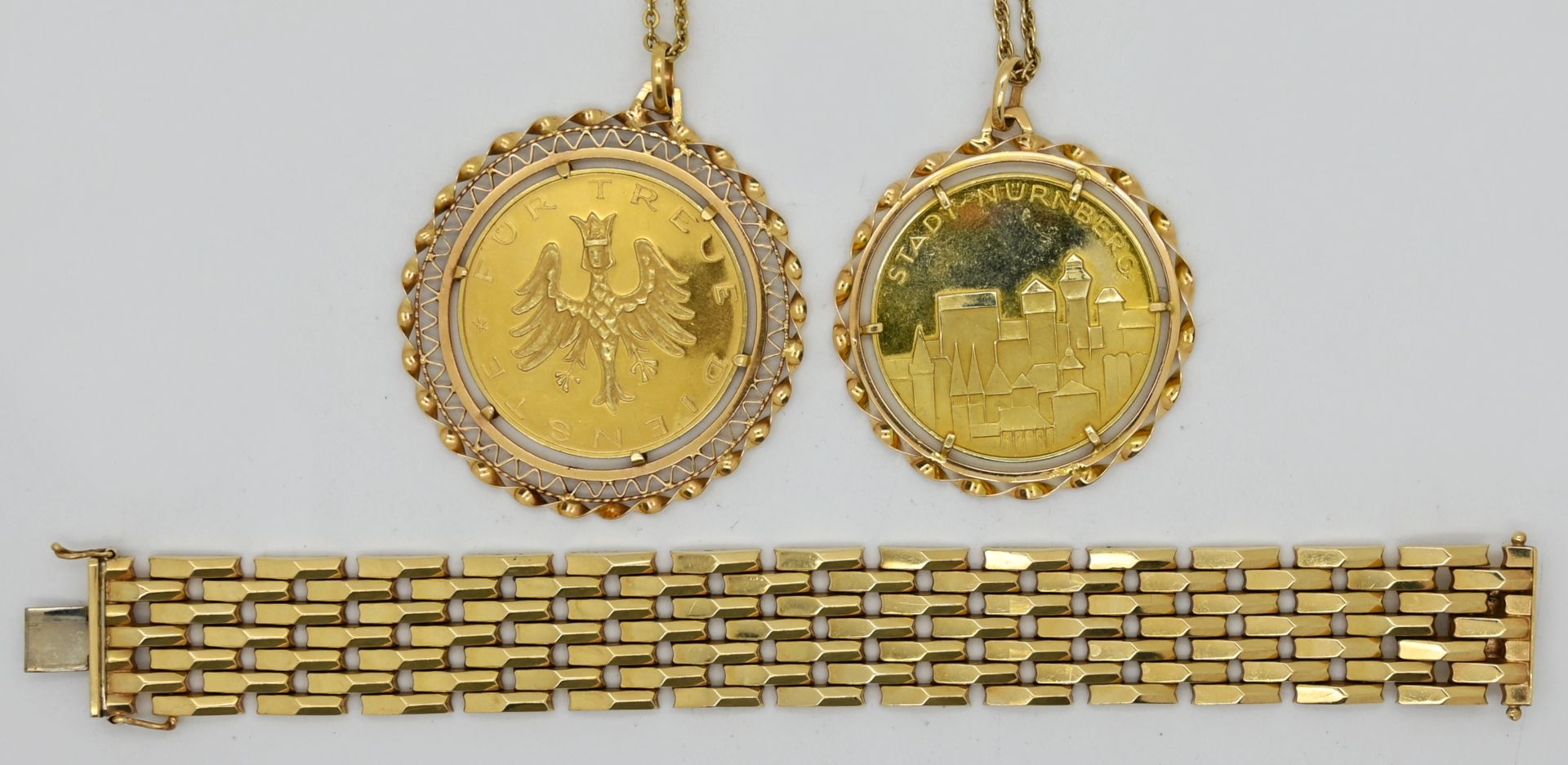 2 Anhänger GG 18ct. je mit gefasster Goldmünze "Stadt Nürnberg" sowie 2 Ketten, 1 Damenarmband je GG