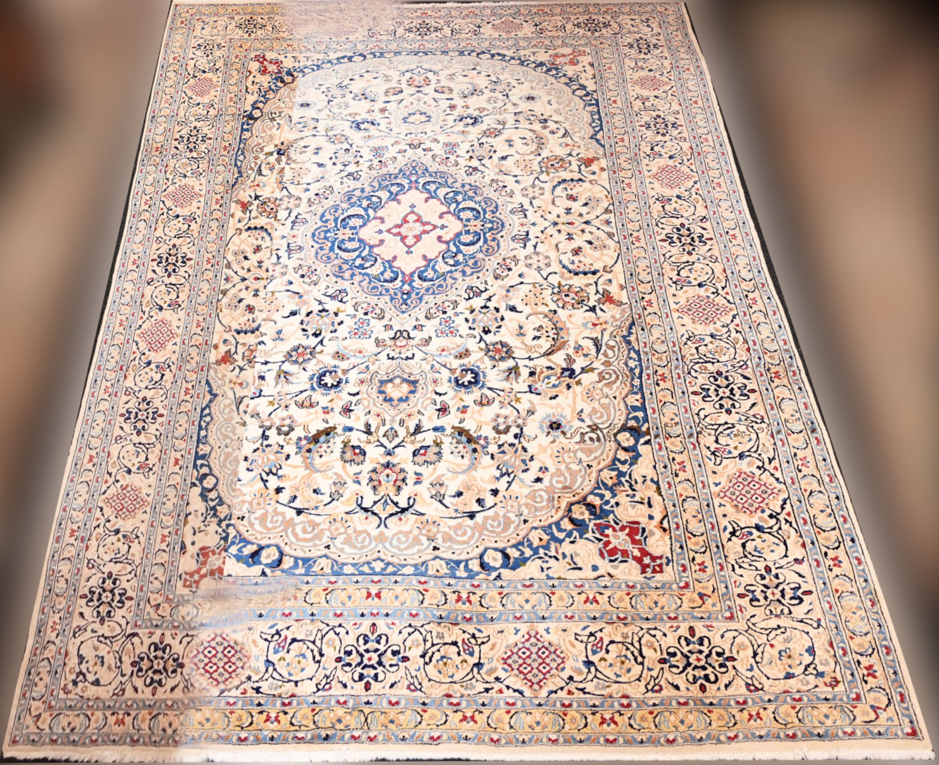 1 Orientteppich NAIN, Iran beigegrundig mit blauem Mittelmedaillon ca. 400x286cm, mit Quittung: Kauf