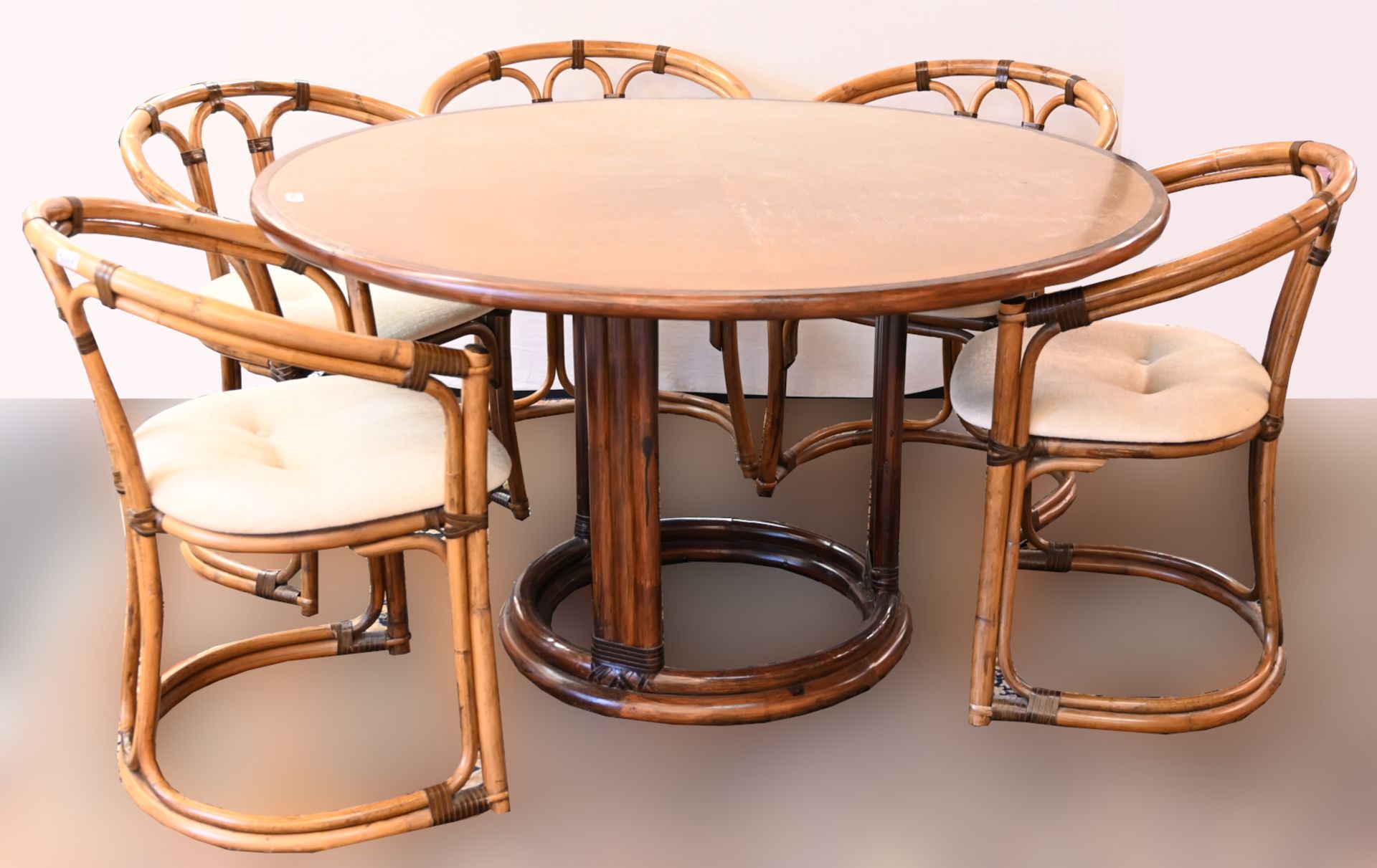 1 Tisch H ca. 72cm, D ca. 130cm; 5 Stühle je H ca. 78cm, je 20. Jh., z.T. Bambus, ber./Asp.