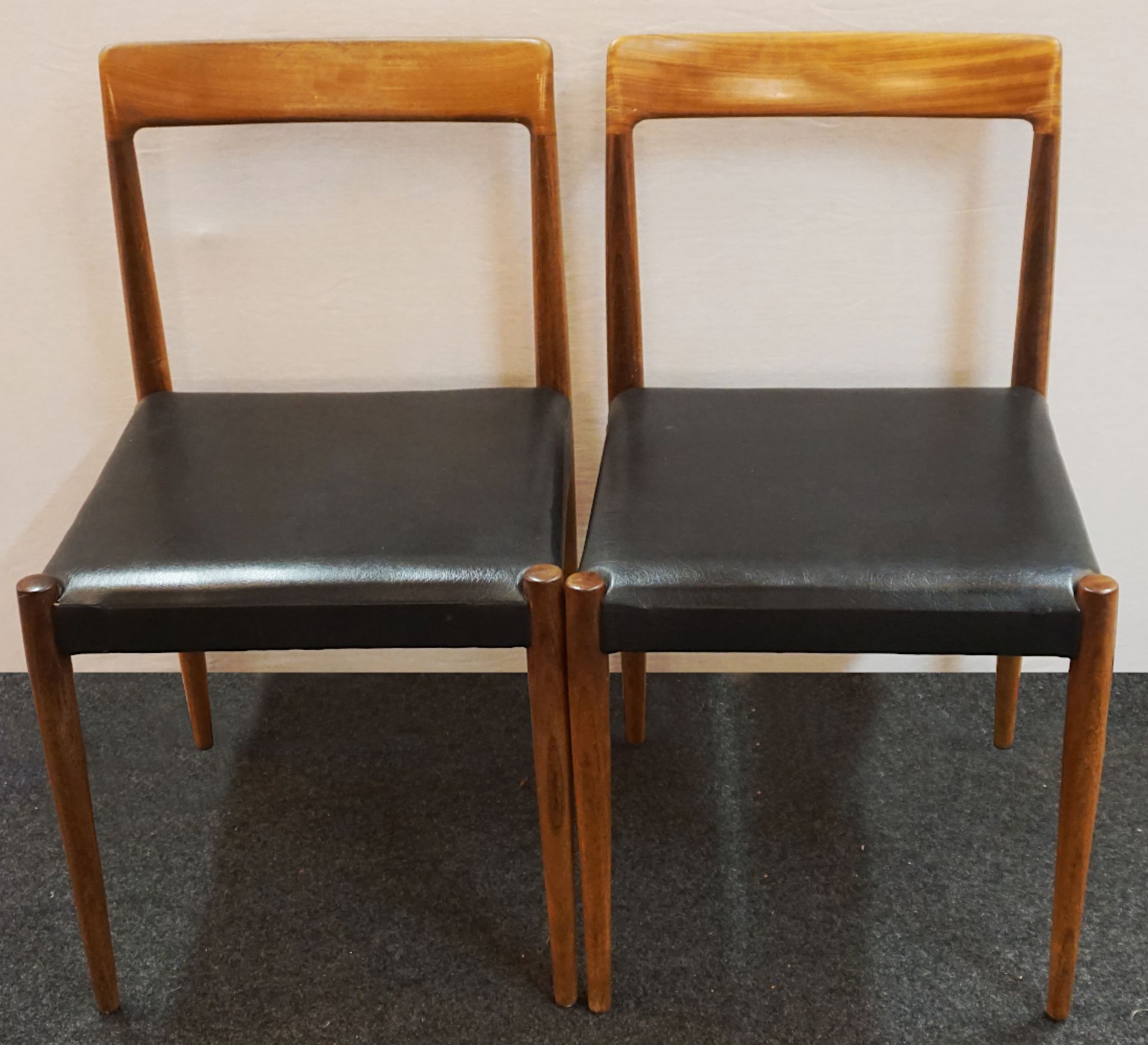 2 Stühle wohl LÜBKE 1960er Jahre je mit Lederbezug, je H ca. 78cm