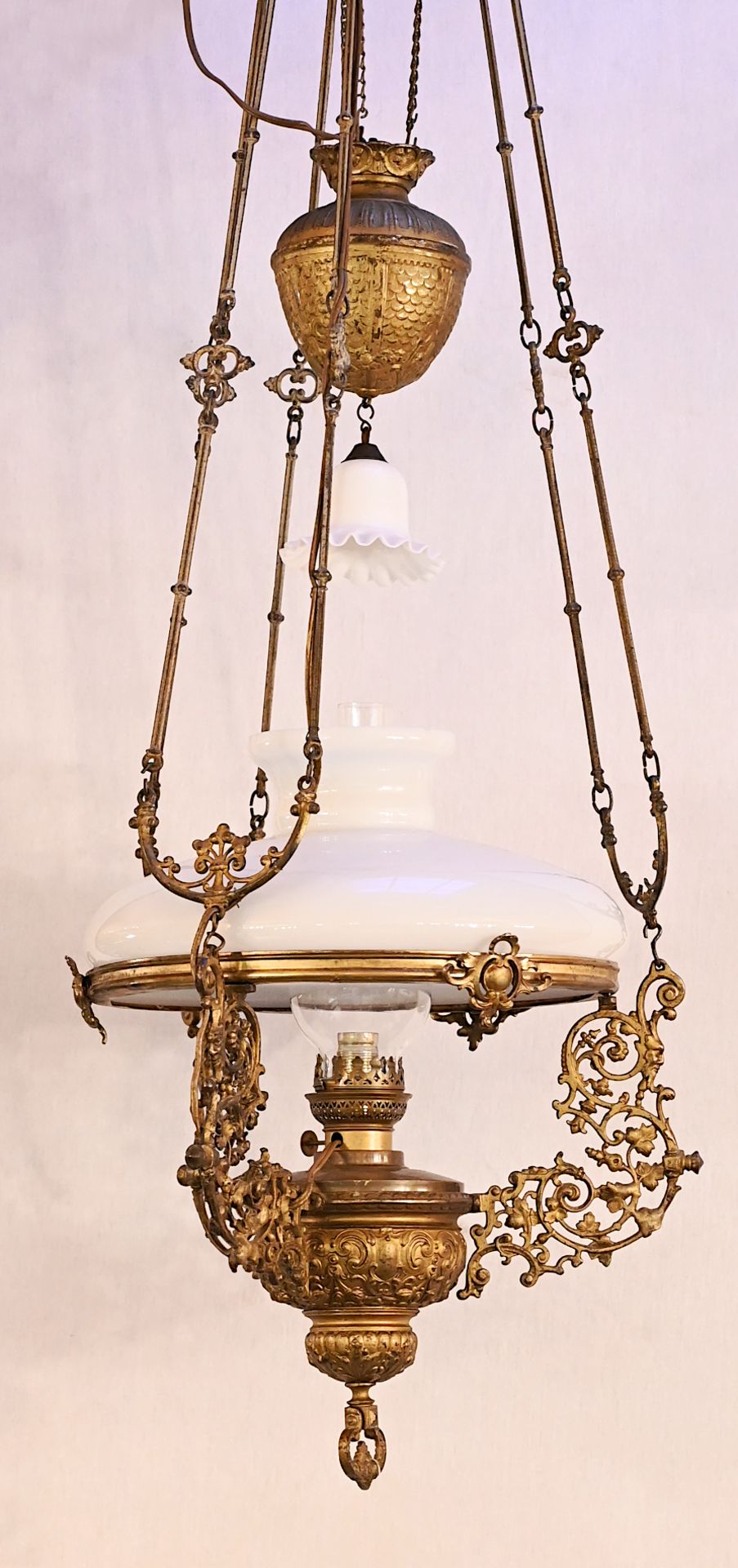 1 Hänge-/Petroleumlampe wohl 19. Jh. Messinggehäuse mit weißem Glasschirm später elektrifiziert, H c