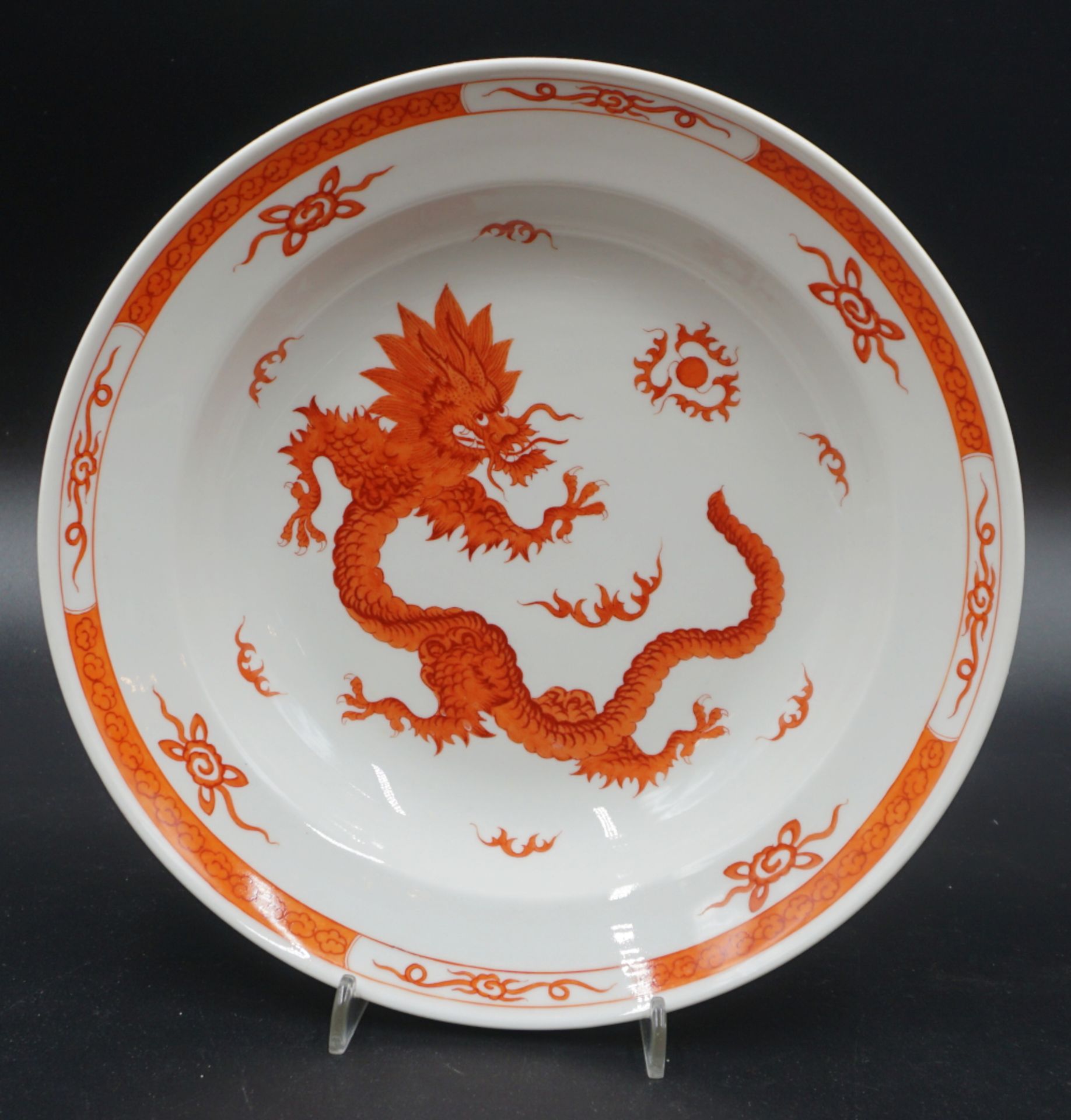 1 Wandteller MEISSEN 20. Jh. "Roter Ming-Drache" unters. Pressmarke "Weiss 1942", ca. D 24cm, Asp.