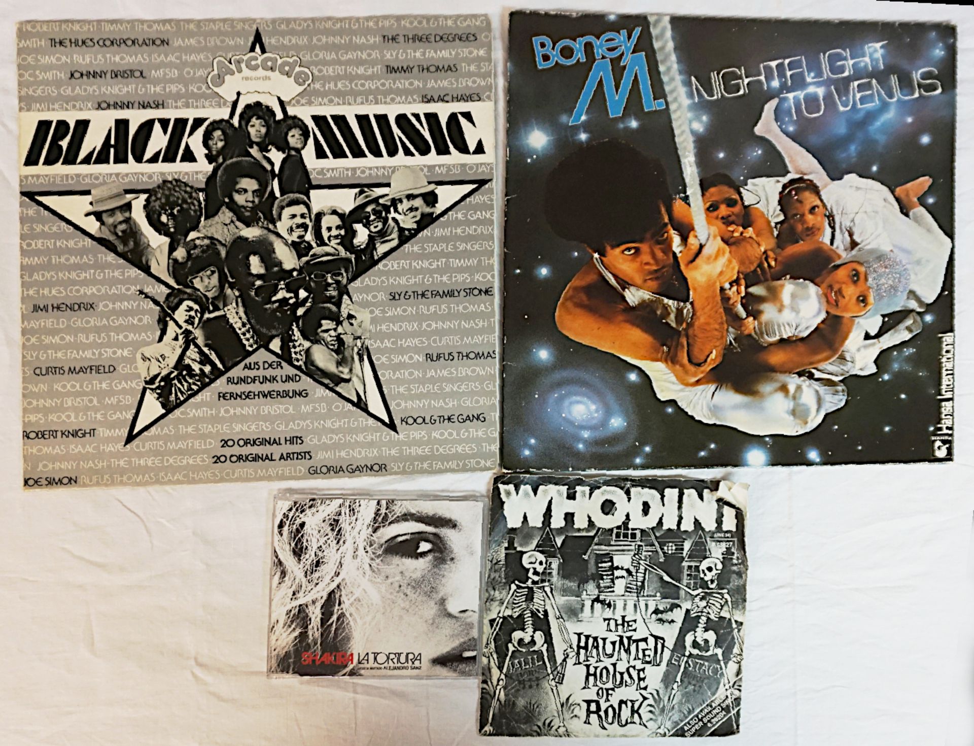 1 Konv. Schallplatten (ca. 40 Stück): "Black Music", "Shaft", "Boney M.", "ABBA", u.a. sowie Musik-C