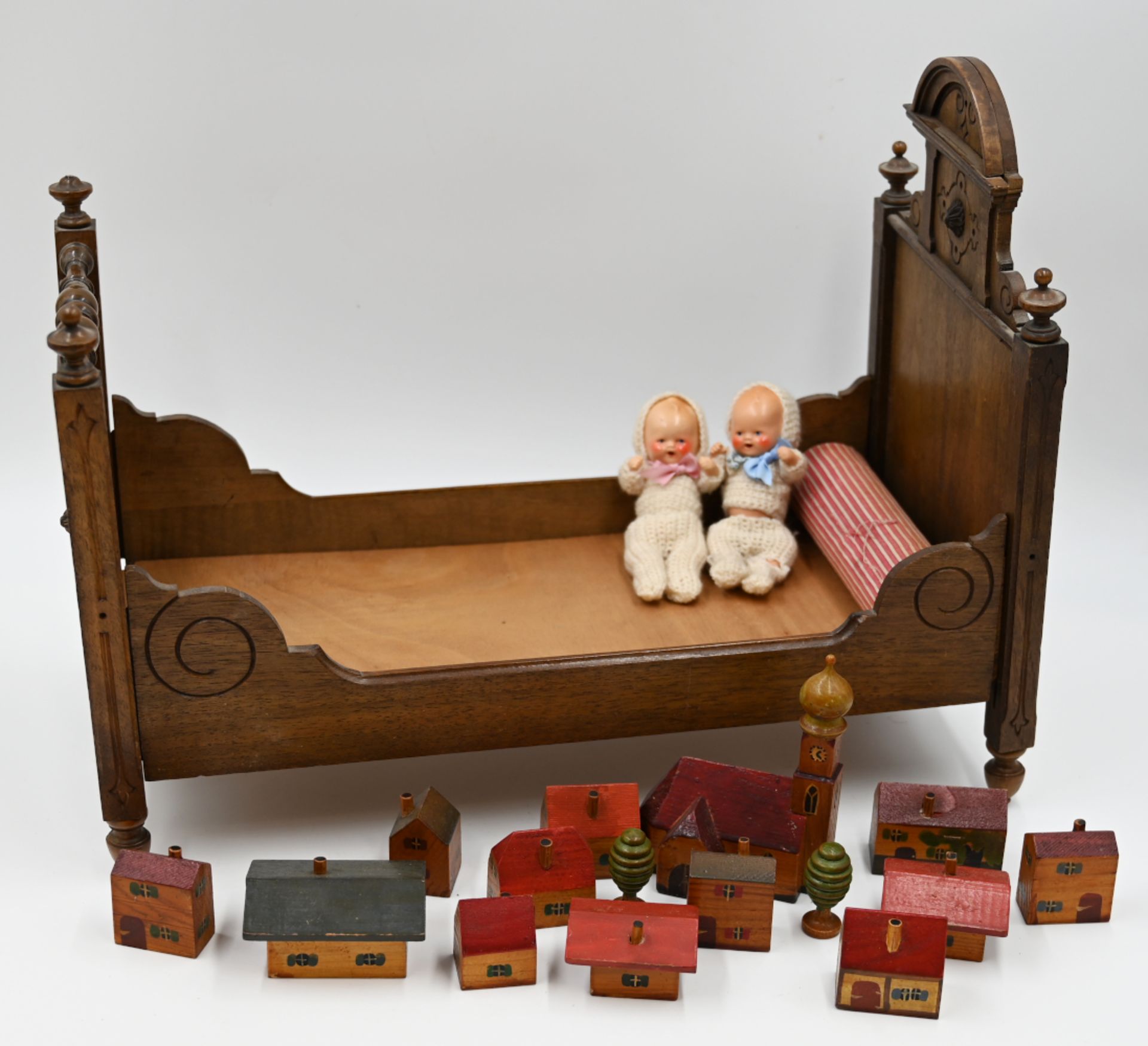1 Konv. Puppenstubenmöbel Gründerzeit-Bett ca. L 40cm, Puppenstuben-Püppchen, Holzspielzeug, Dorfhäu