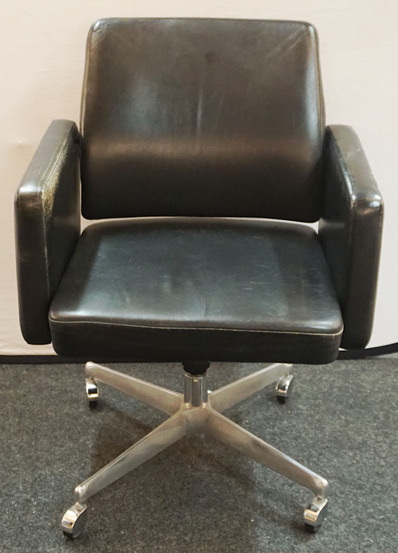 2 Stühle wohl LÜBKE 1960er Jahre je mit Lederbezug, je H ca. 78cm - Image 2 of 2