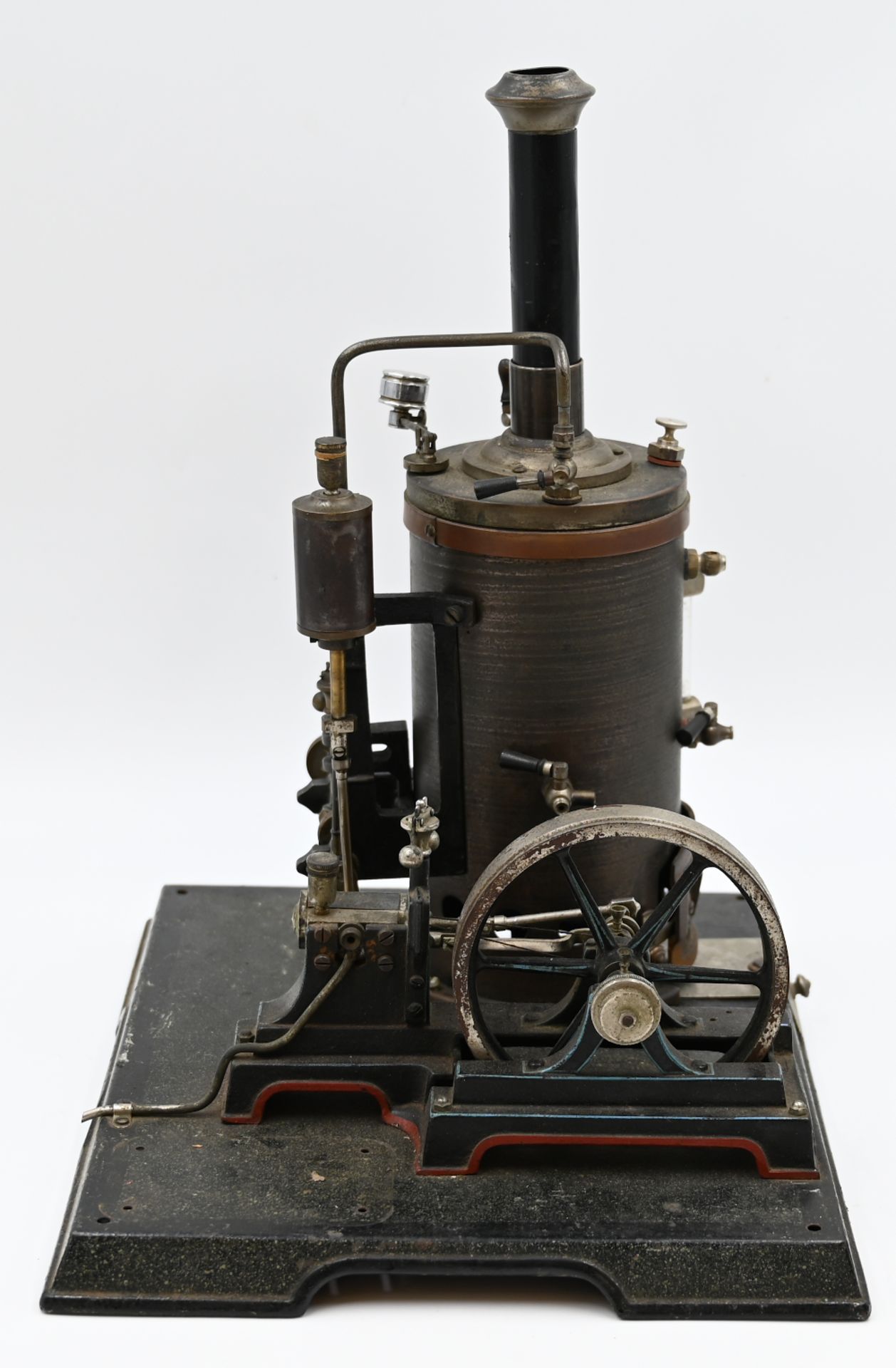 1 Dampfmaschine am Kessel gemarkt MÄRKLIN wohl um 1910/1920, mit Schwungrad, ca. H 37cm, Platte ca. - Bild 2 aus 5