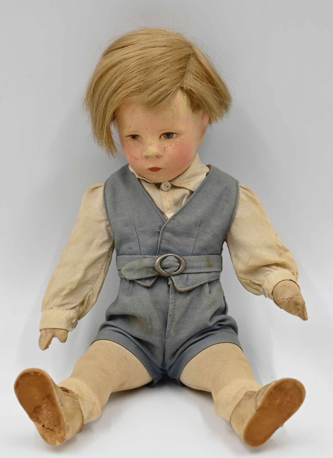 1 Puppe wohl KÄTHE KRUSE "Friedebald" 1930er Jahre, wohl mit Oiginalkleidung, auf Schuhsolen gemarkt