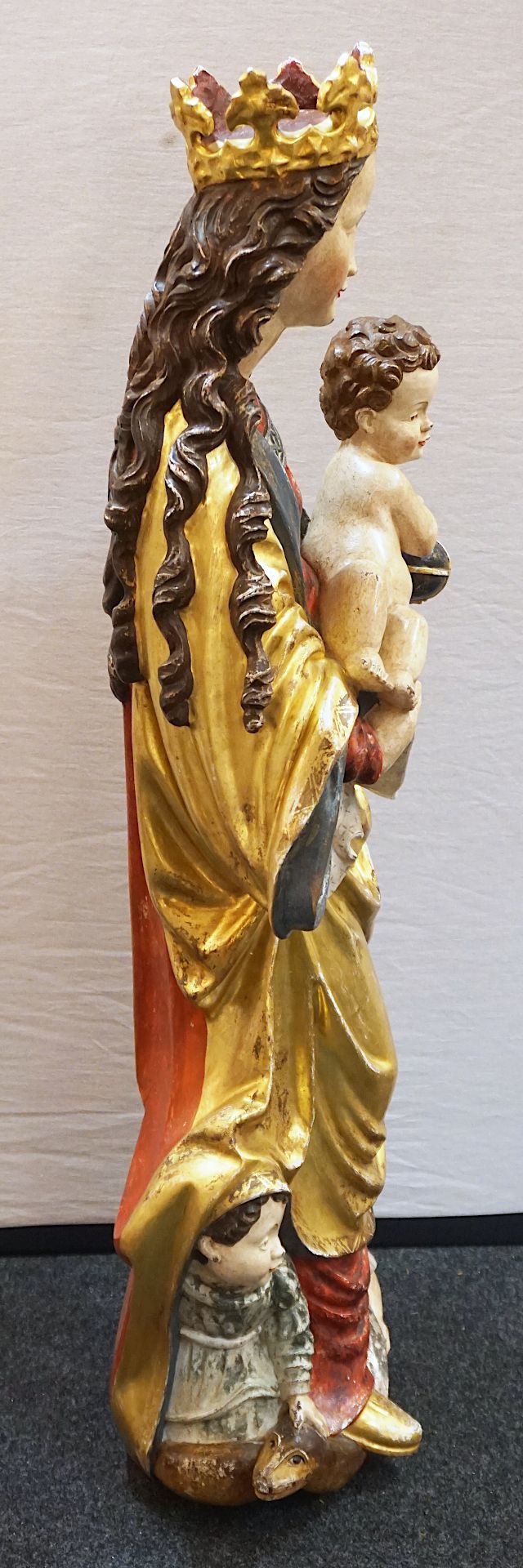 1 Holzfigur 20. Jh. "Mondsichelmadonna" polychrom gefasst, ca. H 101cm, z.T. ber., je Asp. - Image 2 of 4