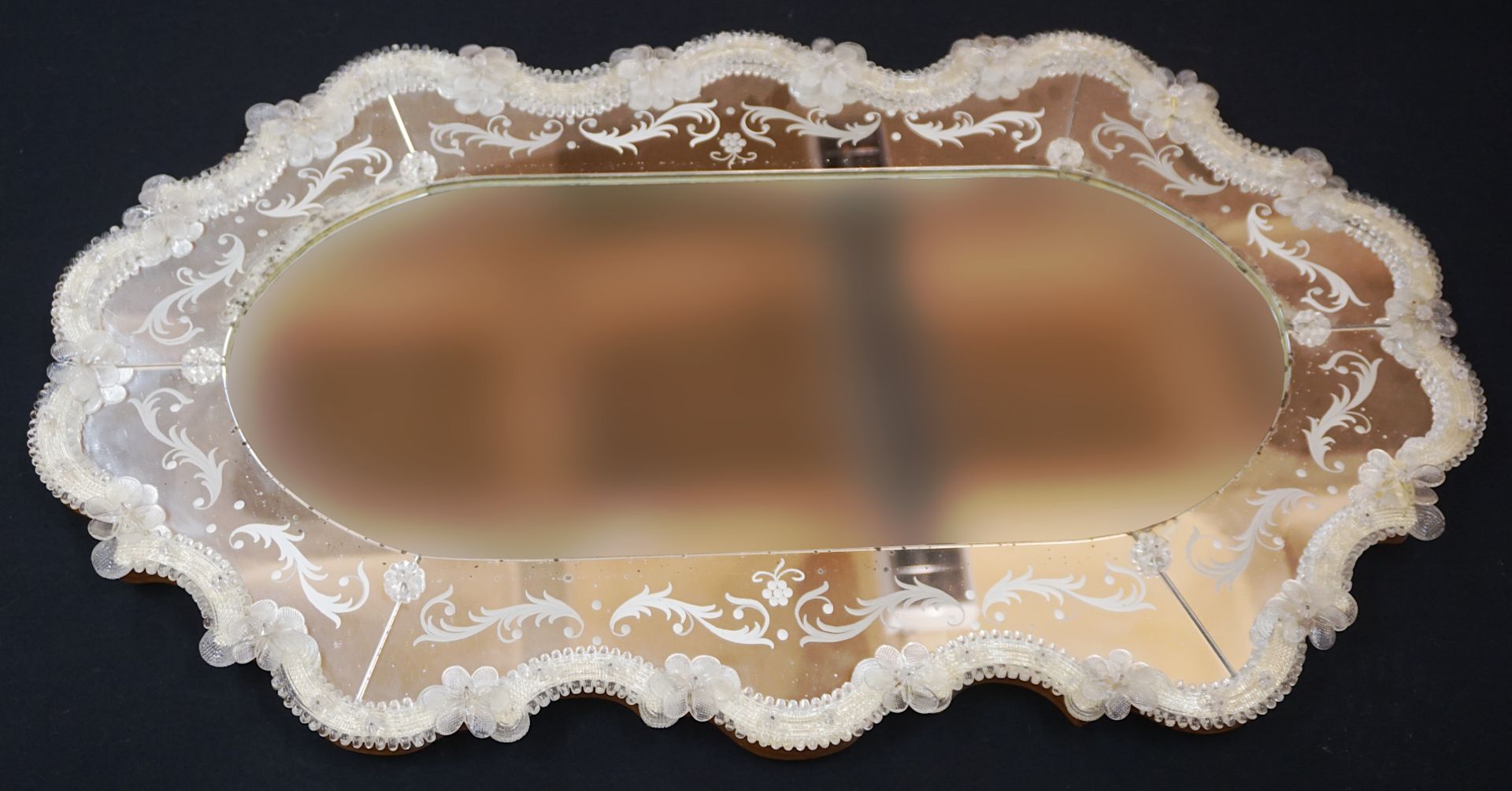 1 venezianischer Spiegel wohl 20. Jh. mit versch. Glasapplikationen ca. 95x56cm, min. besch. (blinde