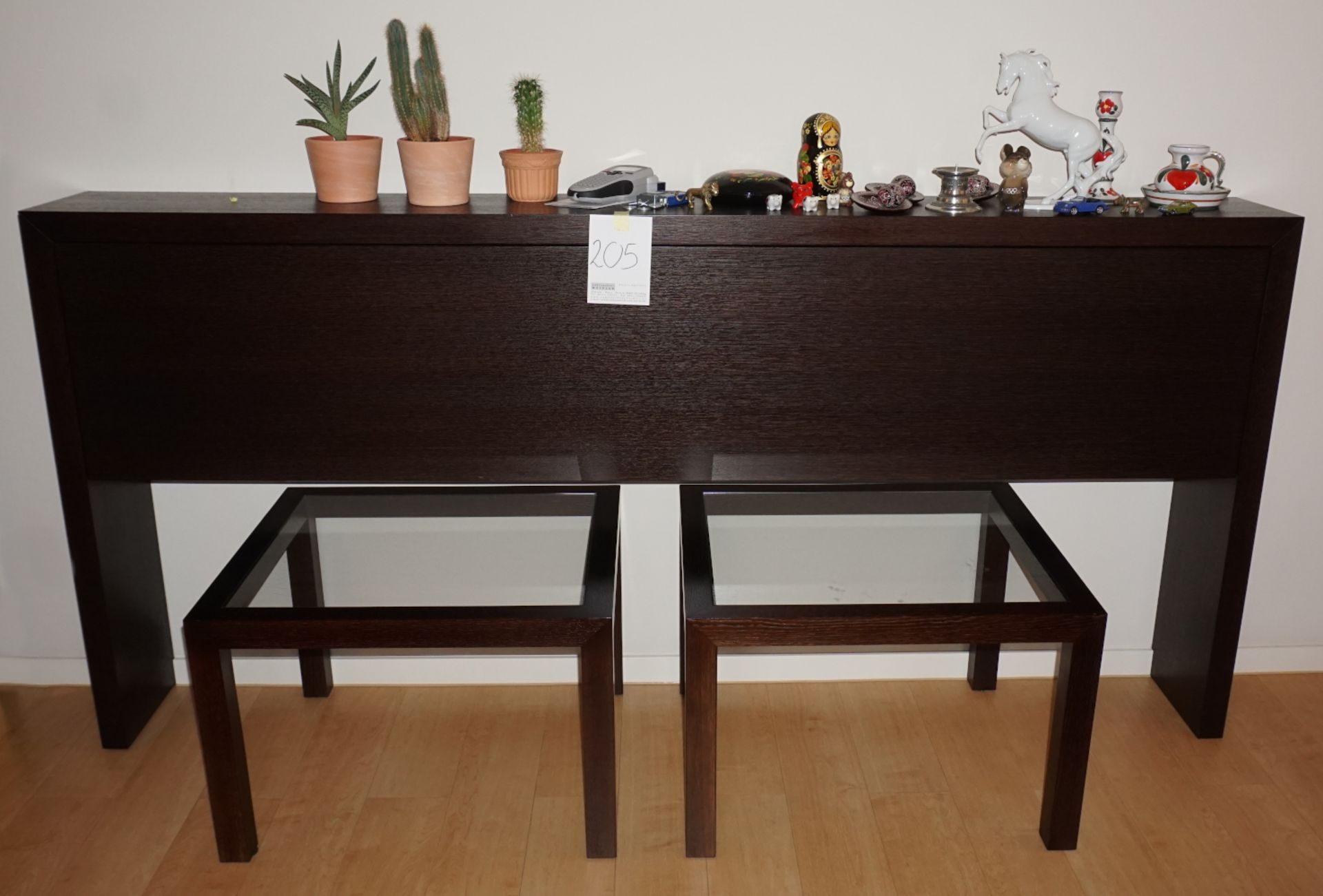 1 Sideboard mit 2 Tischen, Deko, Brother P-touch 1010 u.a. Asp.