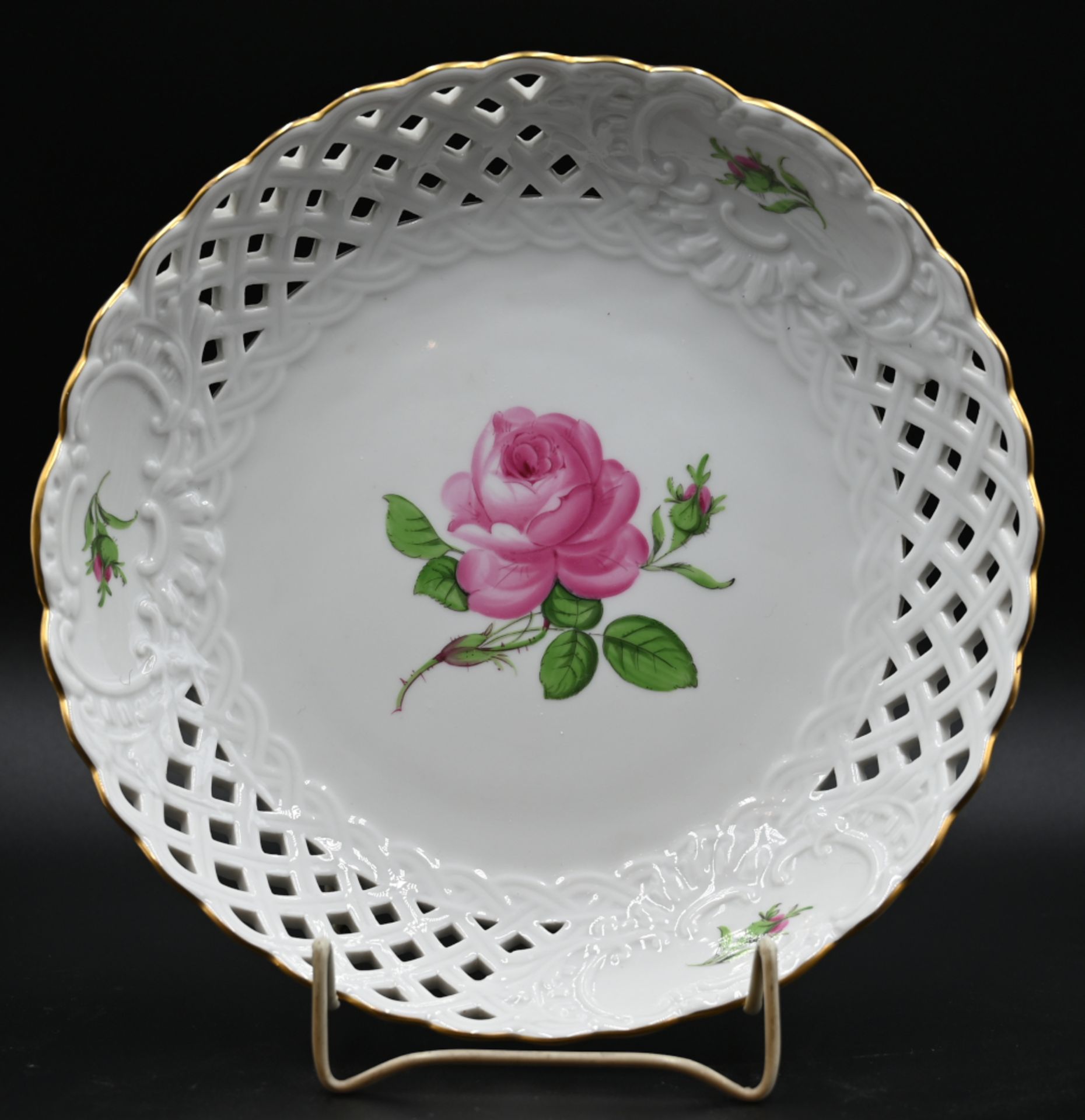 1 Kuchenplatte, 2 Gebäckschalen Porzellan MEISSEN z.T. Knaufschwerter z.T. 2x gestr. "Rosa Rose", - Bild 2 aus 3