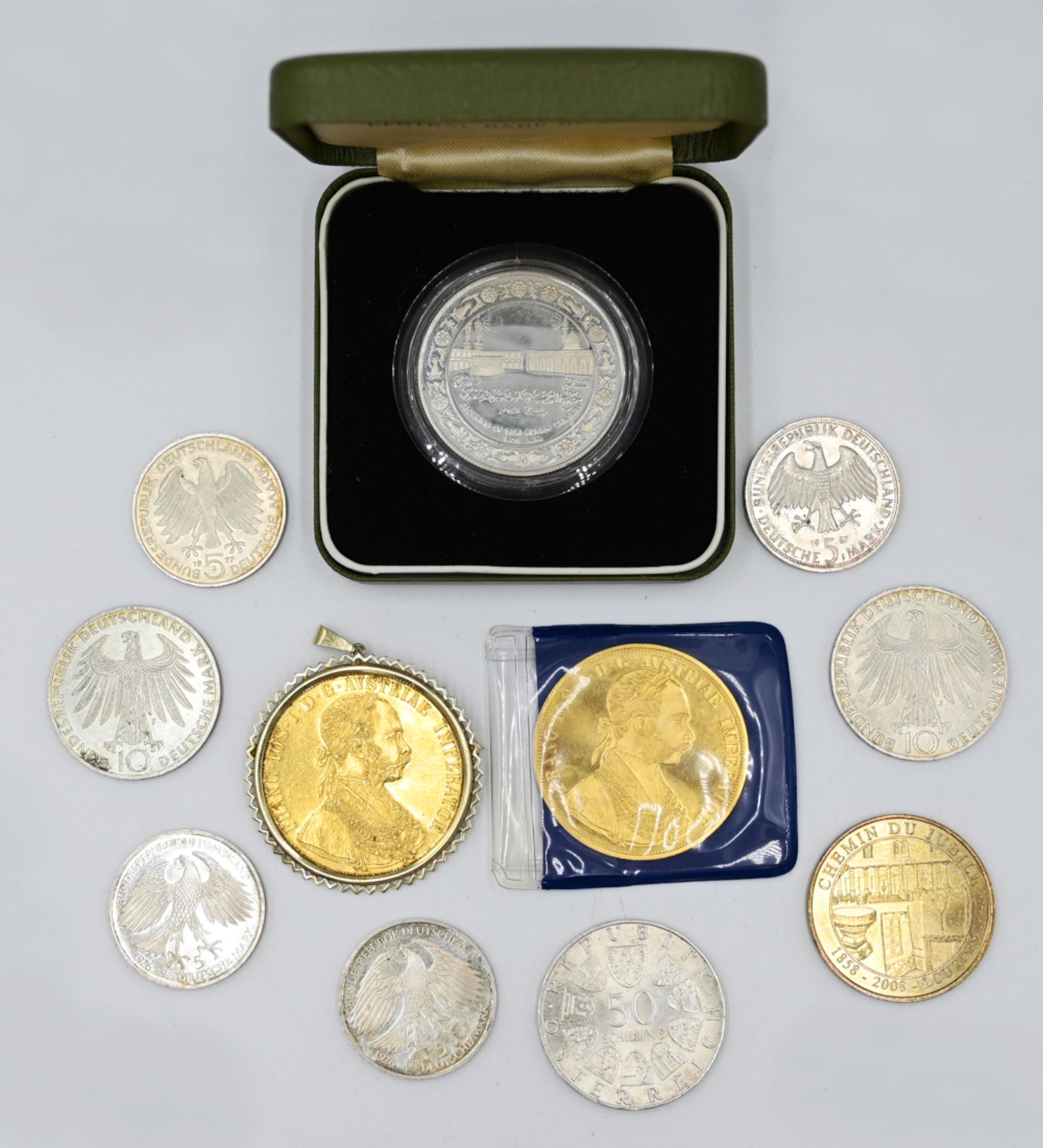 1 Konv. Münzen/ Medaillen GG Si. u.a. Österreich "4 Dukaten", BRD "5/ 10DM", Kuwait u.a. Asp./ Gsp.