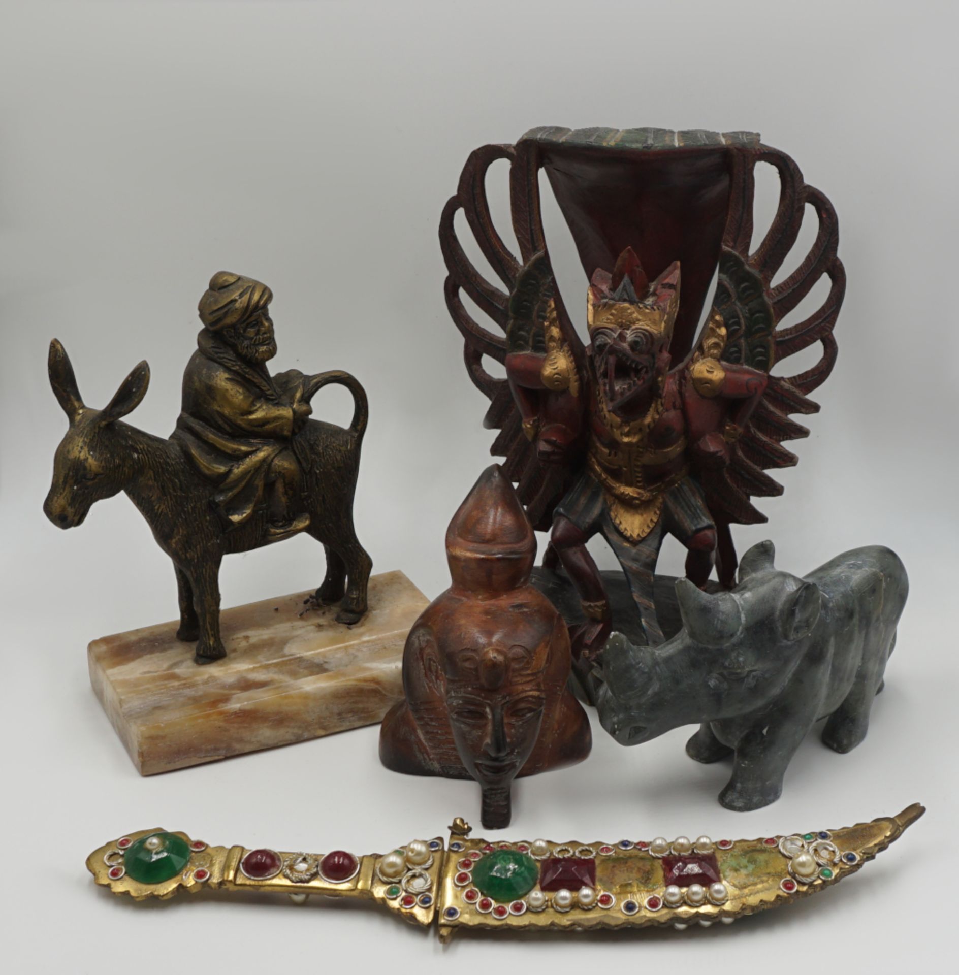 1 Konv. asiatische/afrikanische Dekoobjekte 20. Jh.: Holzfiguren z.B. "Büste mit gedrehtem Kopf" H c