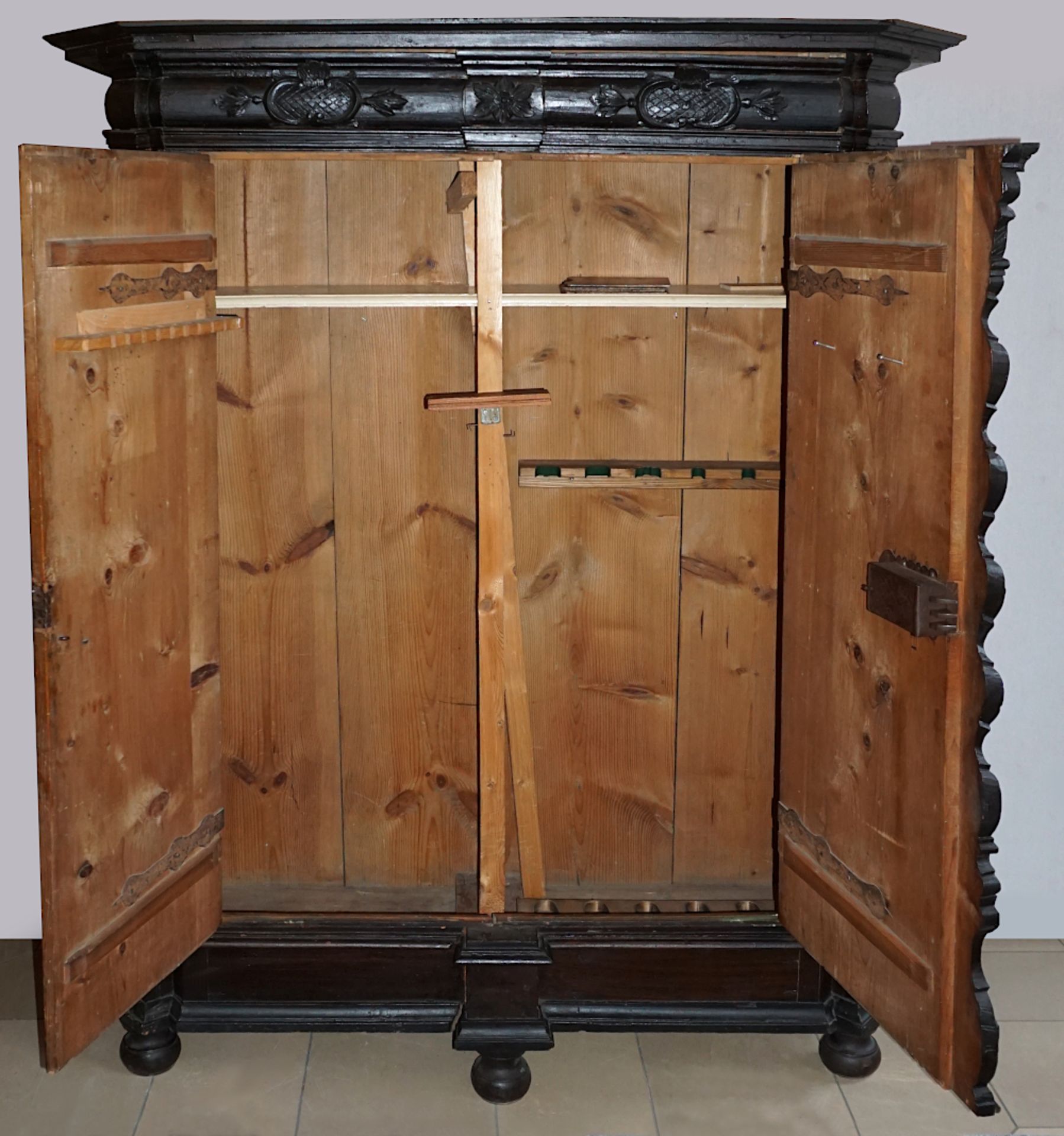 1 Barockschrank wohl 18.-20. Jh. Holz z.T. dunkel lasiert - Image 2 of 2