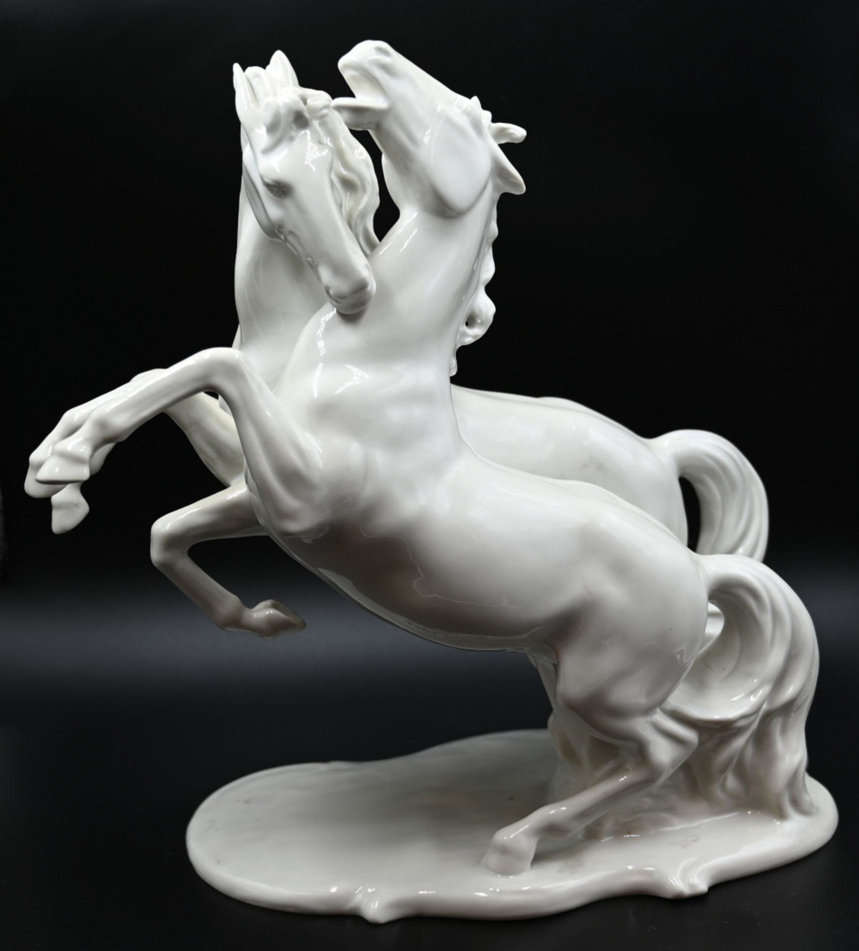1 Figur Porzellan SCHAUBACH KUNST "Spielende Pferde", weiß, H ca. 33cm, ber., Asp.