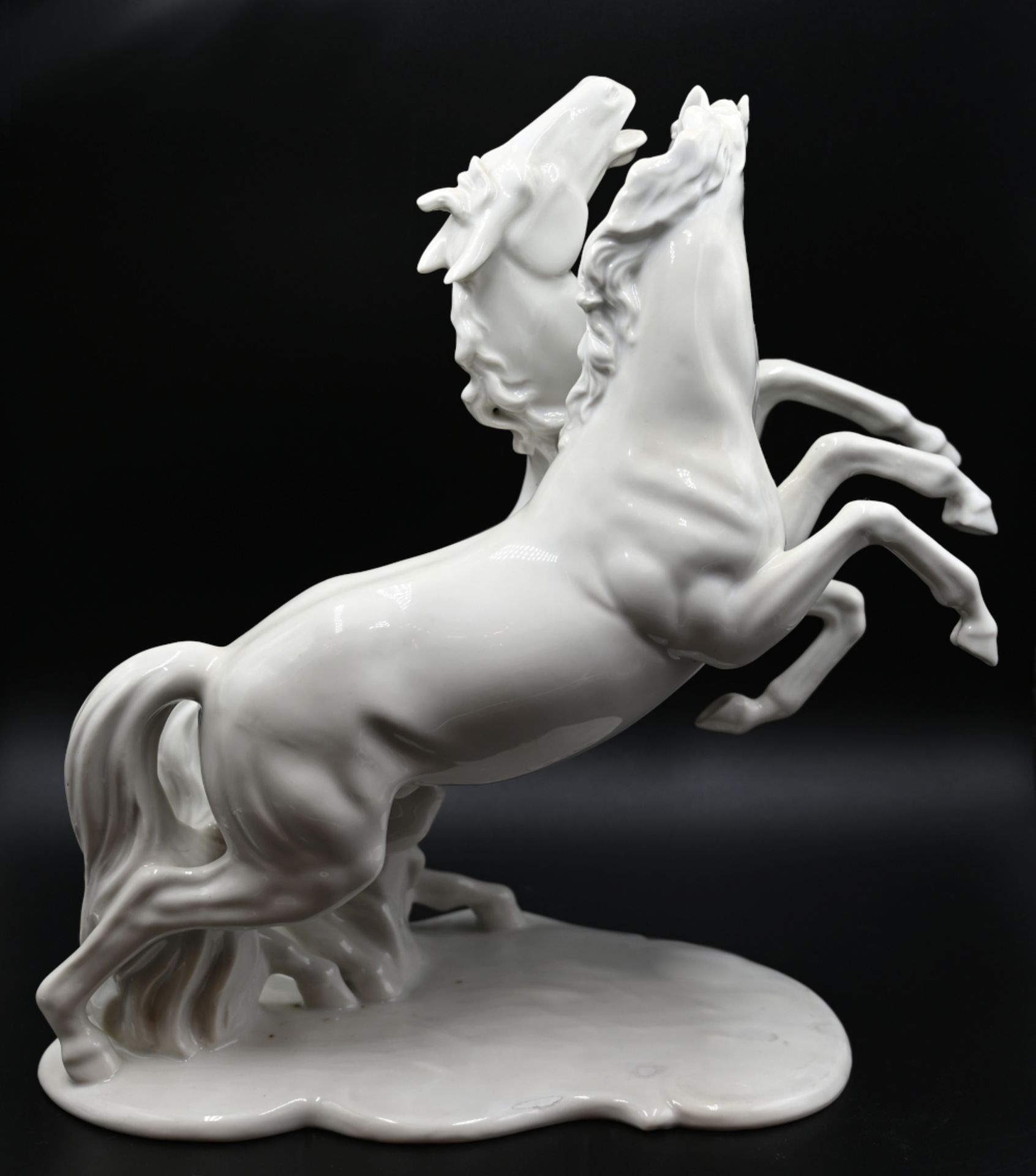 1 Figur Porzellan SCHAUBACH KUNST "Spielende Pferde", weiß, H ca. 33cm, ber., Asp. - Image 3 of 6