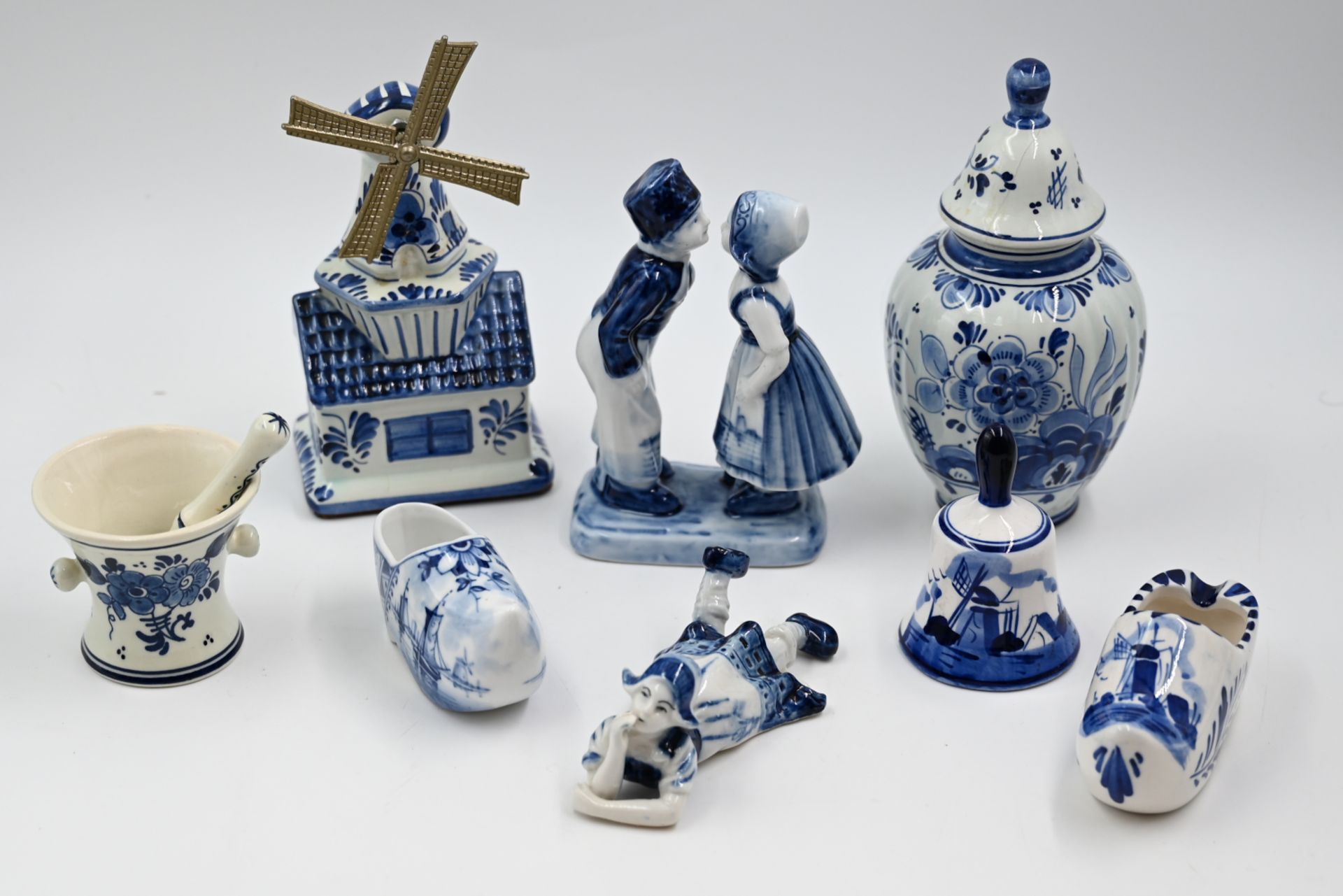 1 Sammlung Porzellan DELFT v.a. Blaumalerei handbemalt: Figuren z.B. "Die Spitzenklöpplerin" ca. H 1