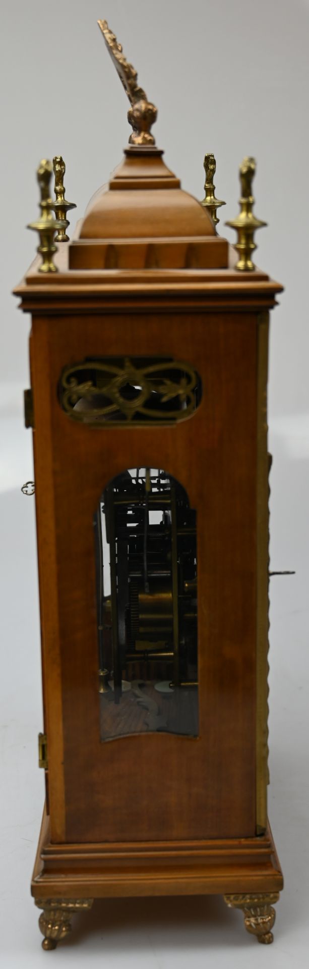 1 Stockuhr wohl um 1800, braunes Holzgehäuse z.T. bemalt/mit Messingapplikationen/-griff - Bild 3 aus 4