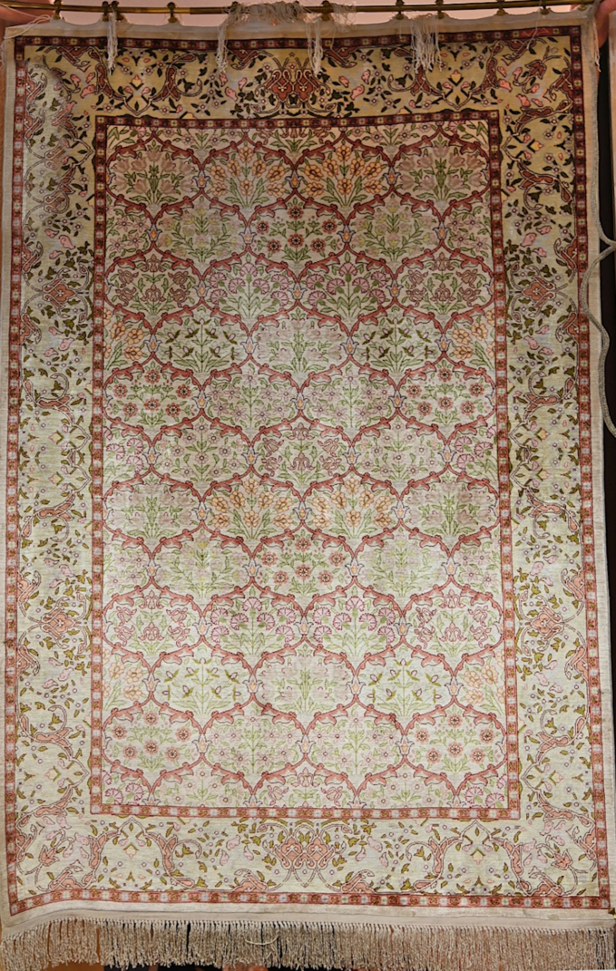 1 Wandteppich Seide 20. Jh. beigegrundig "Florales Fächer-Oval" ca. 143x85cm, Fransen, mit Stange, m