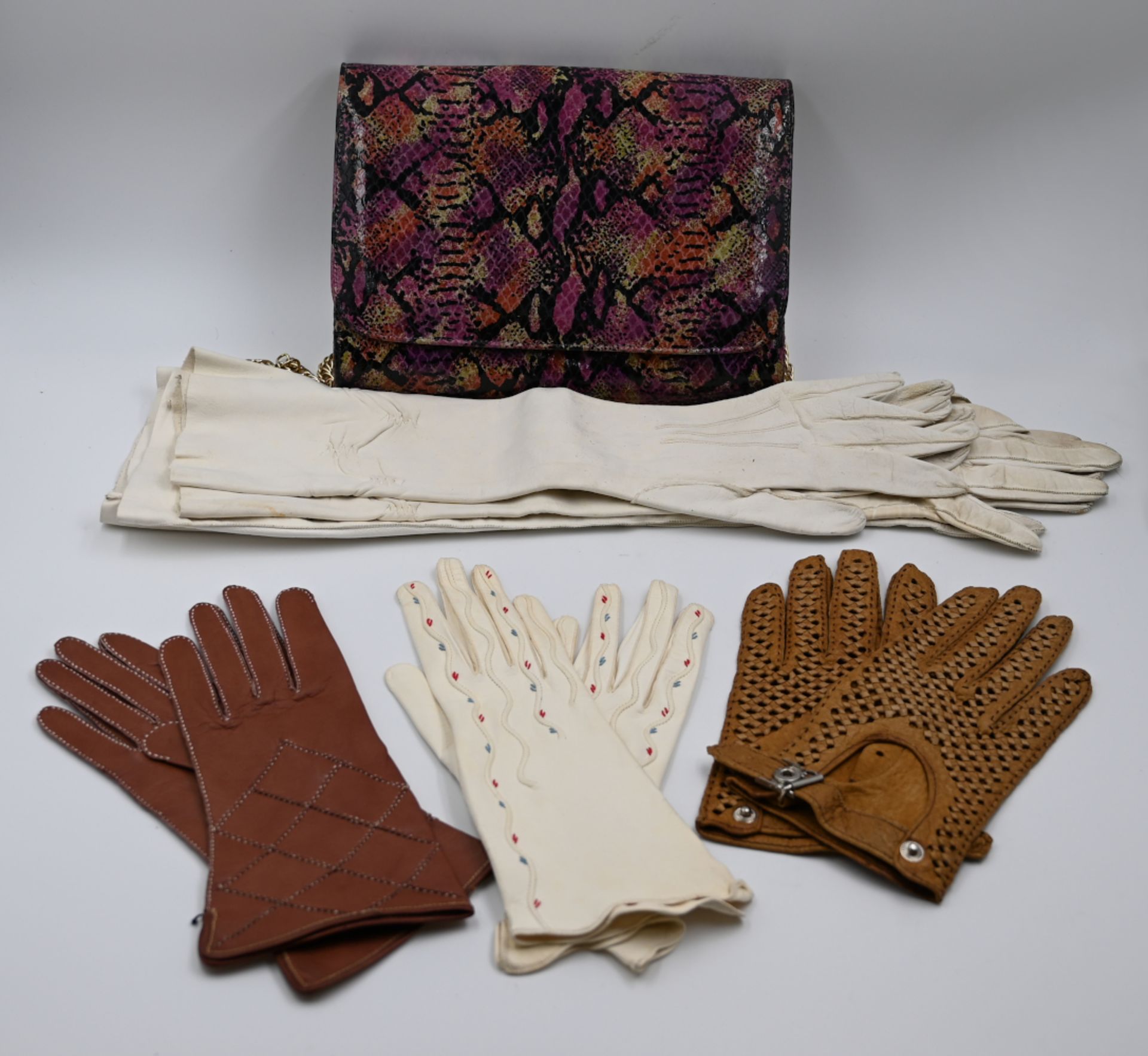 1 Konv. Gürtel (z.T. ESCADA), Taschen, Handschuhe sowie 1 Paar Stiefel schwarz Gr. 37, je z.T. Leder - Bild 4 aus 4