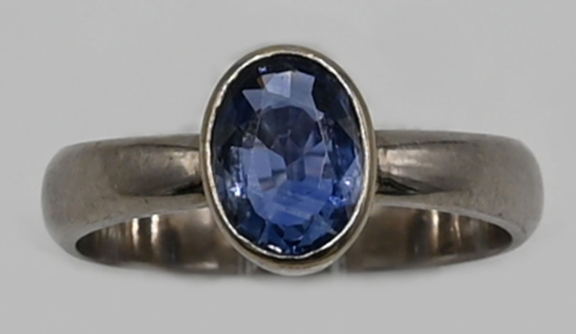 1 Damenring WG 14ct. mit blauem Edelstein wohl Saphir