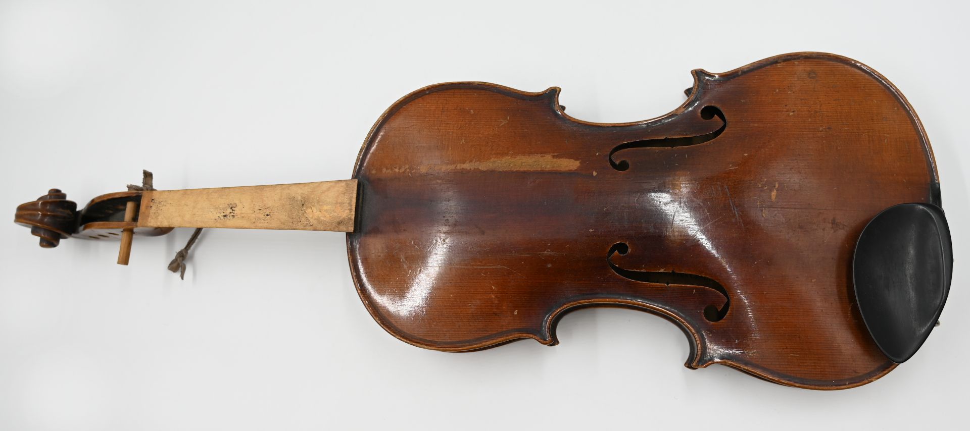 1 Geige lt. EL 1920, innwandiger Klebezettel "Antonius STRADIVARIUS Cremonensis 1736", besch. (Steg/