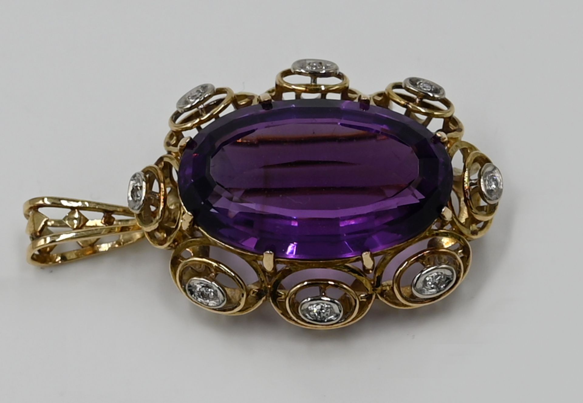 1 Anhänger/ Brosche GG 14ct. zentral Amethyst mit kl. Brillanten, gut erhalten