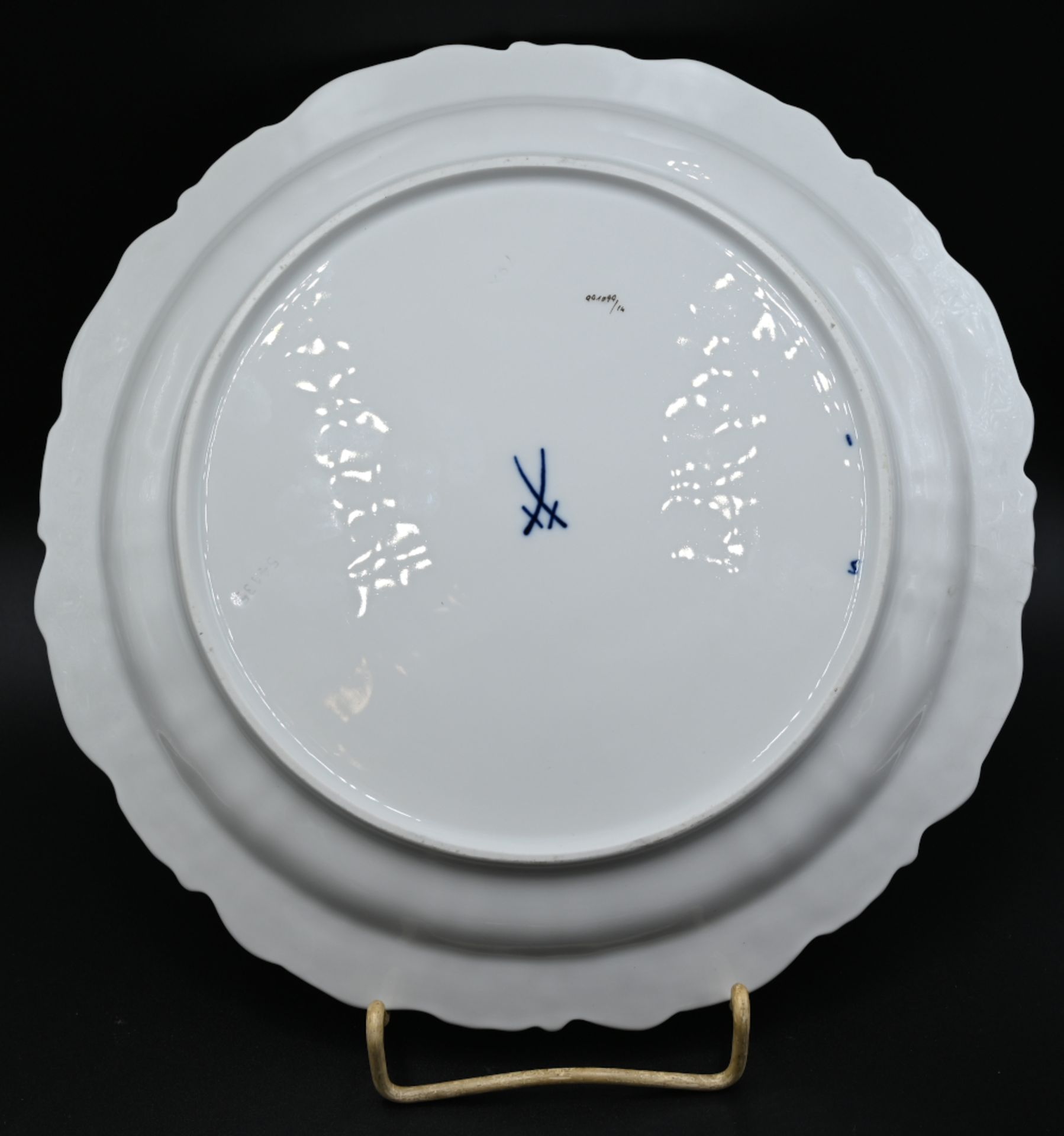 1 Prunkteller Porzellan MEISSEN reliefierter Blattdekor Fahne/Rand kobalt/goldstaffiert, - Image 2 of 2