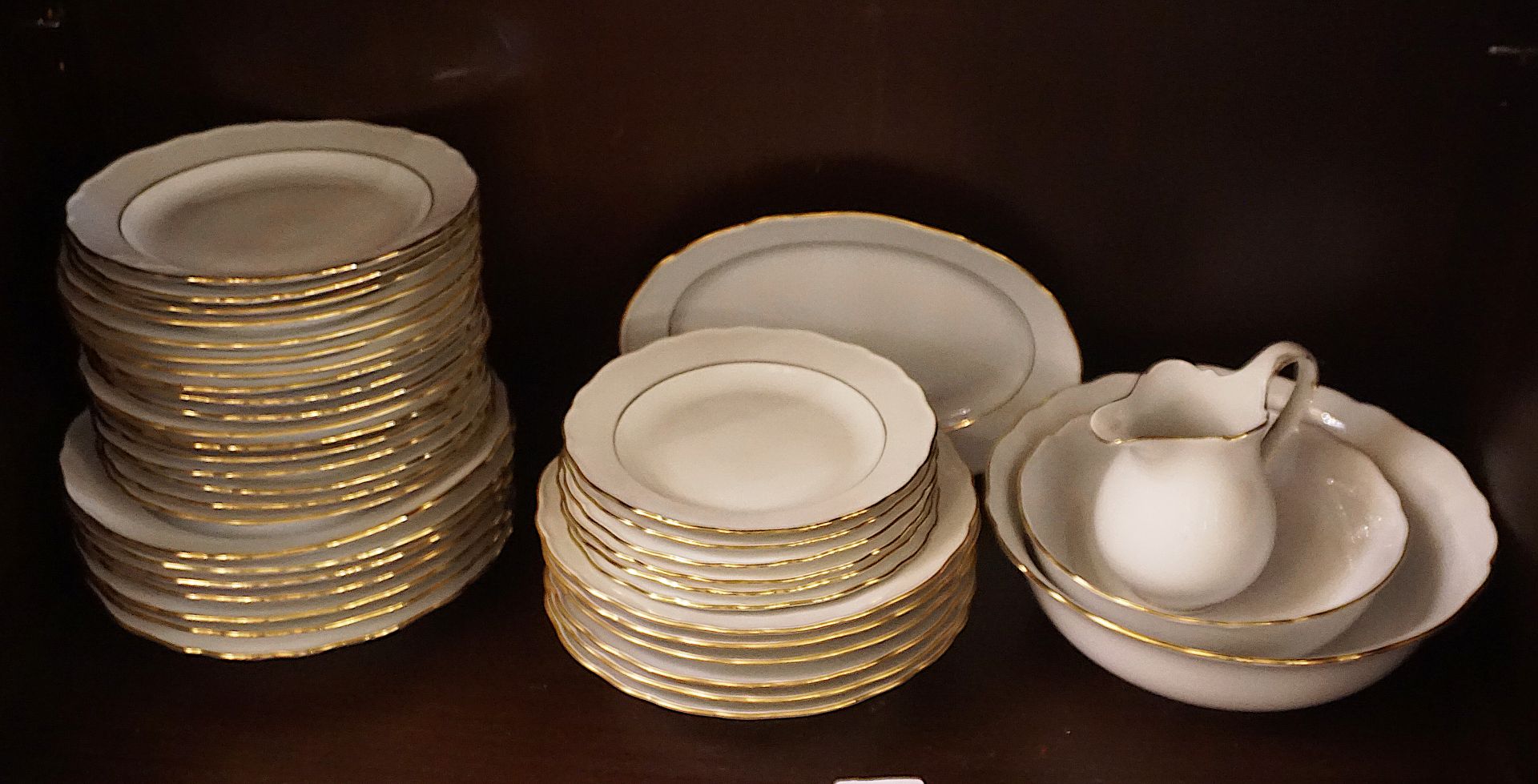 1 Konv. Porzellan MEISSEN "Weiß mit Goldrand": Speise- und Kuchenteller, Schüsseln und Milchkännchen - Image 2 of 3