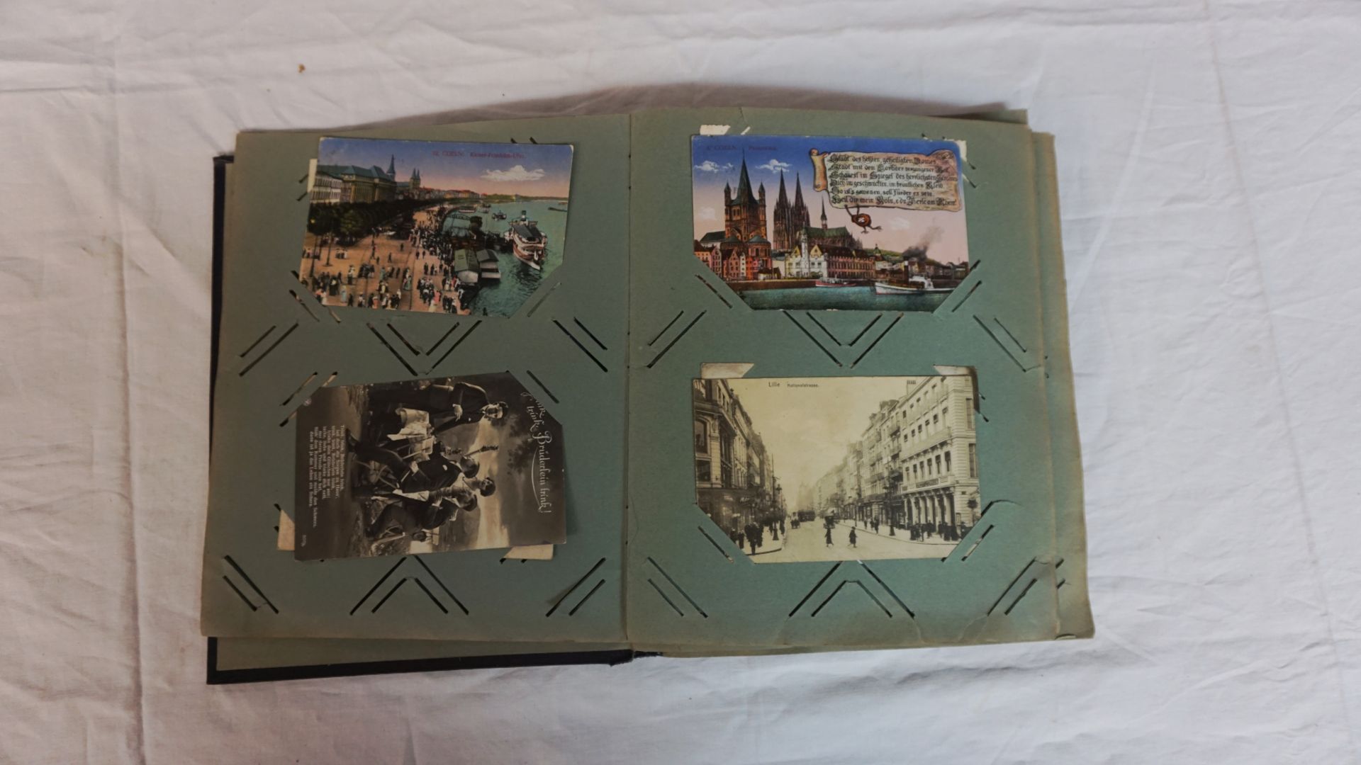 1 Postkartenalbum wohl um 1900/1930 mit ca. 128 Postkarten: "Städte", "Soldaten" u.a., z.T. min. bes