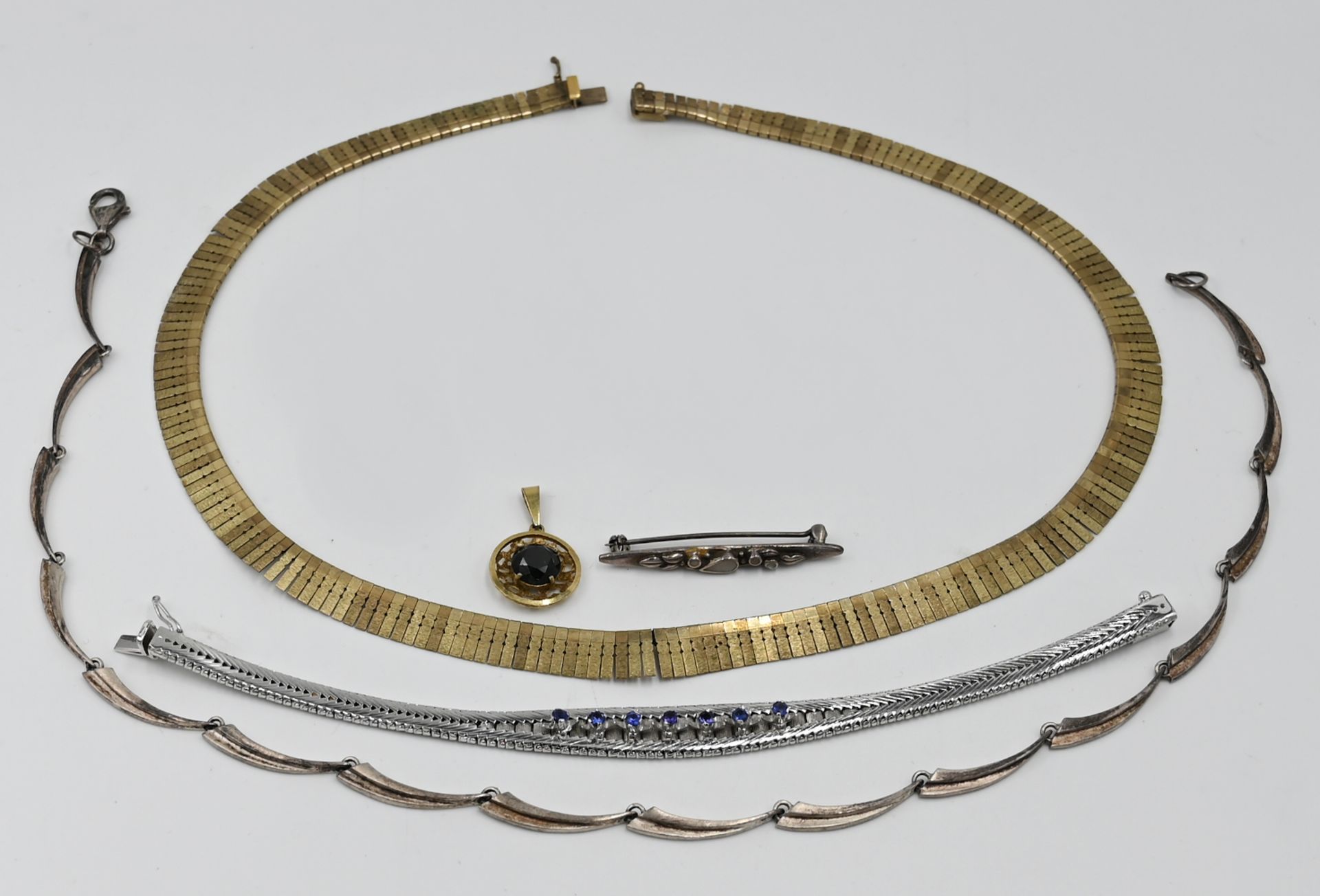 1 Collier, 1 Anhänger je GG 8ct., 1 Damenarmband, 1 Collier Si. 800/ 925 u.a. Asp./ Gsp./ min. besch