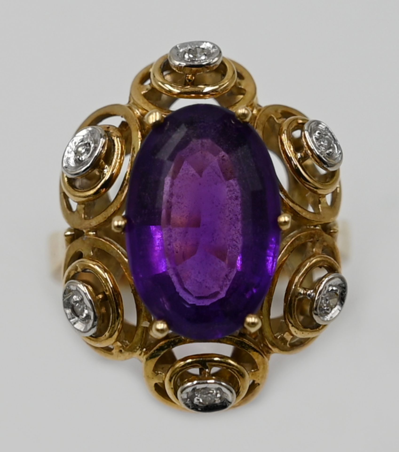 1 Damenring GG 14ct. zentral Amethyst, kl. Brillanten Tsp.