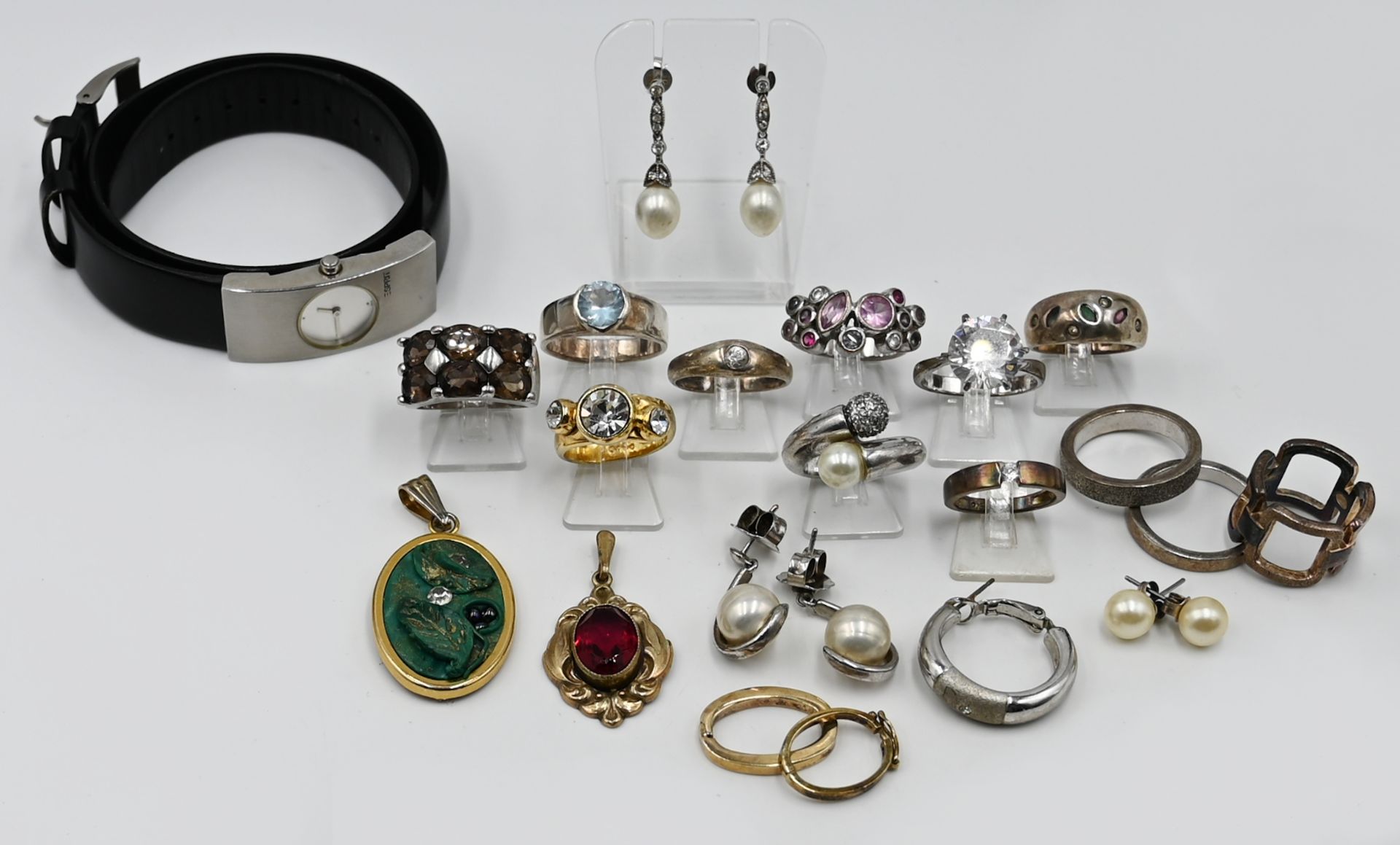 1 Konv. Schmuck Si. Metall Mode u.a. sowie 2 Armbanduhren in der kleinen Schmuckschatulle je Asp./ G