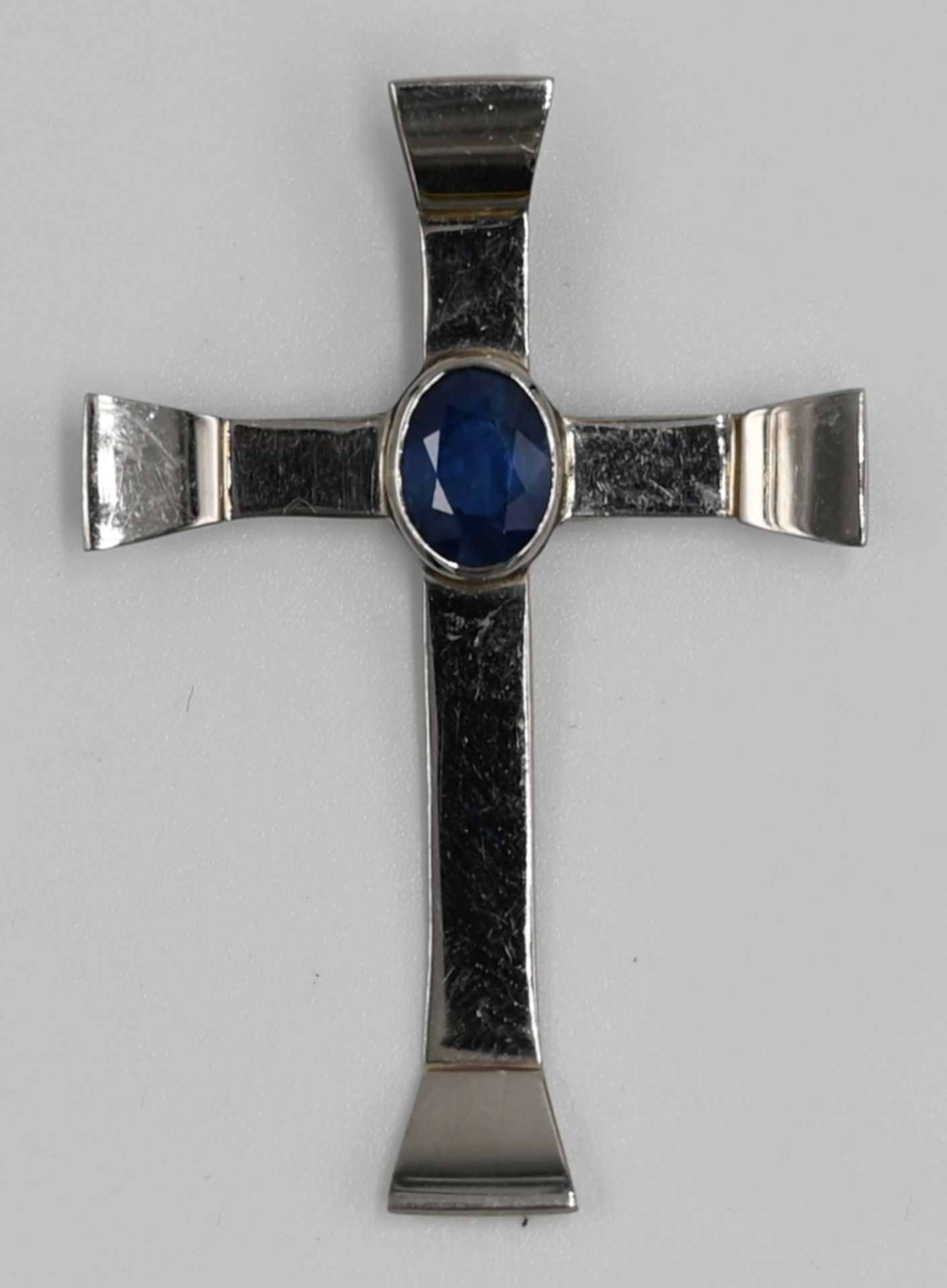 1 Anhänger WG 14ct. "Kreuz" mit blauem Edelstein wohl Saphir