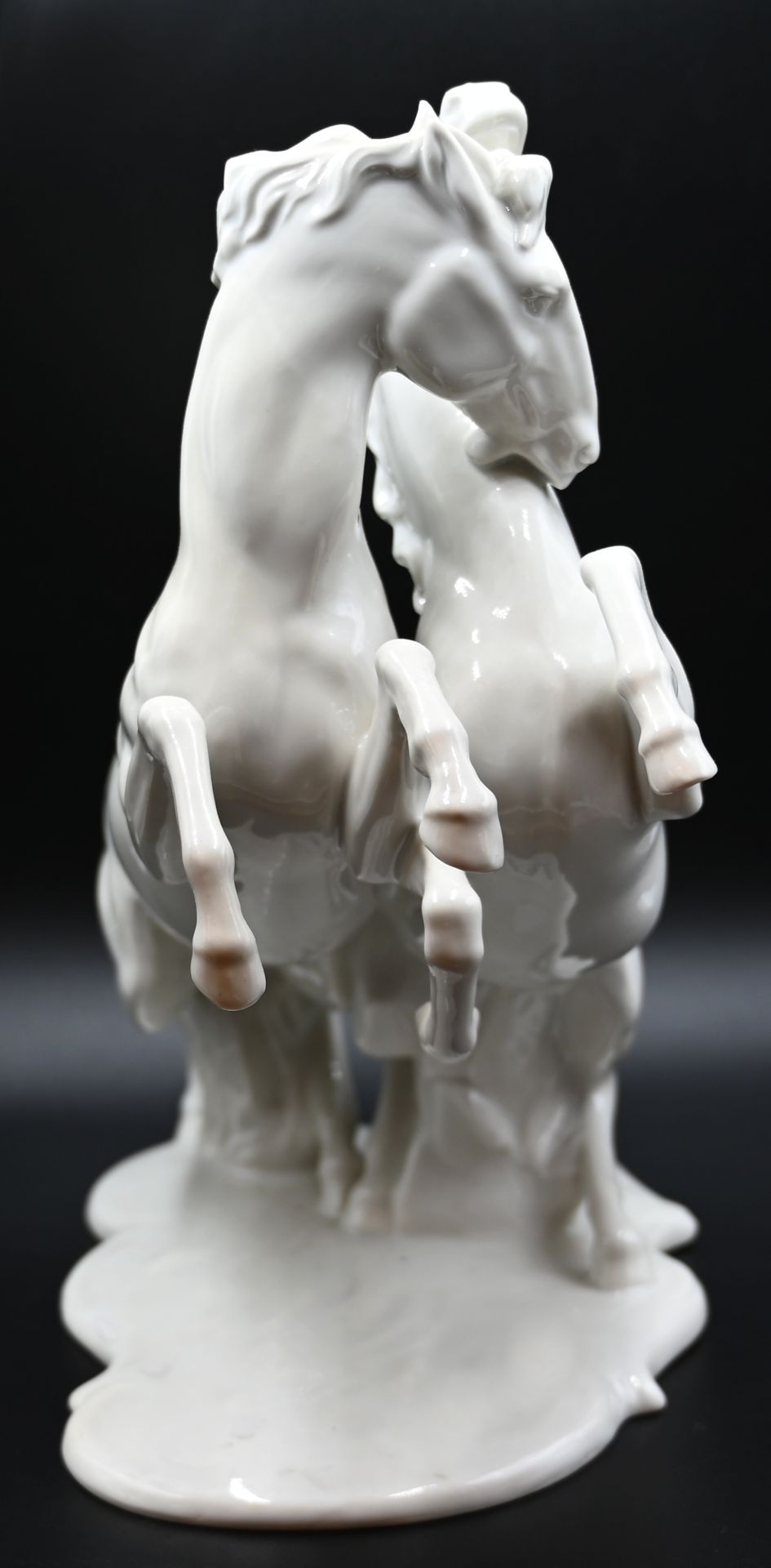 1 Figur Porzellan SCHAUBACH KUNST "Spielende Pferde", weiß, H ca. 33cm, ber., Asp. - Image 2 of 6