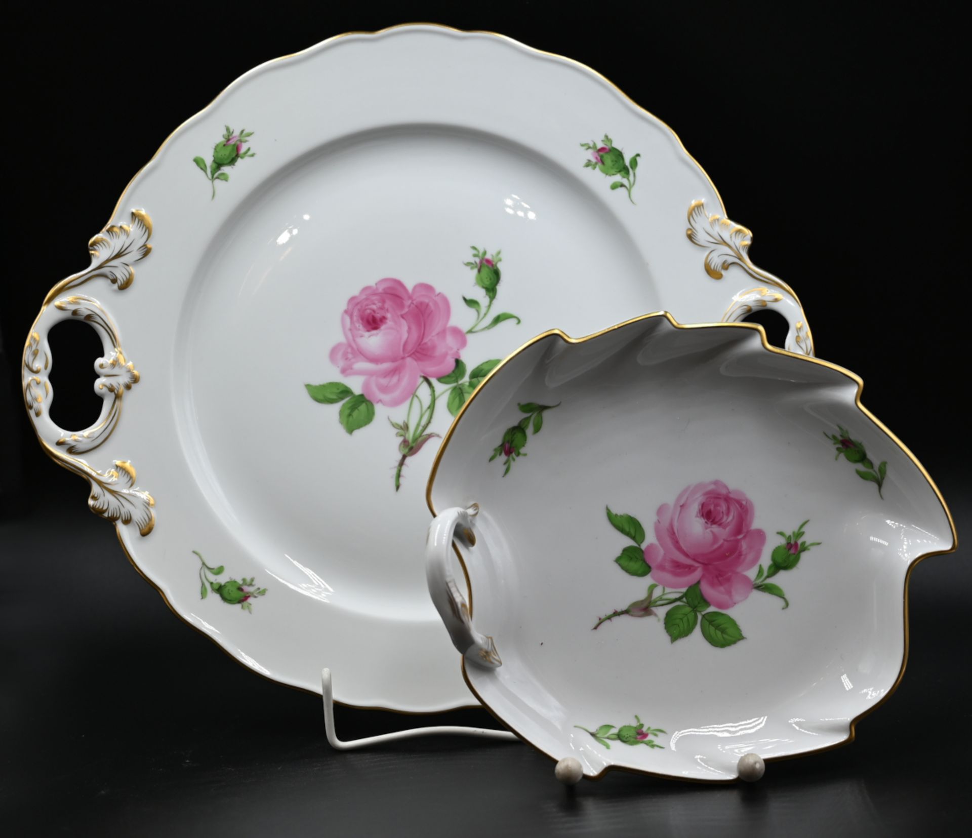 1 Kuchenplatte, 2 Gebäckschalen Porzellan MEISSEN z.T. Knaufschwerter z.T. 2x gestr. "Rosa Rose",