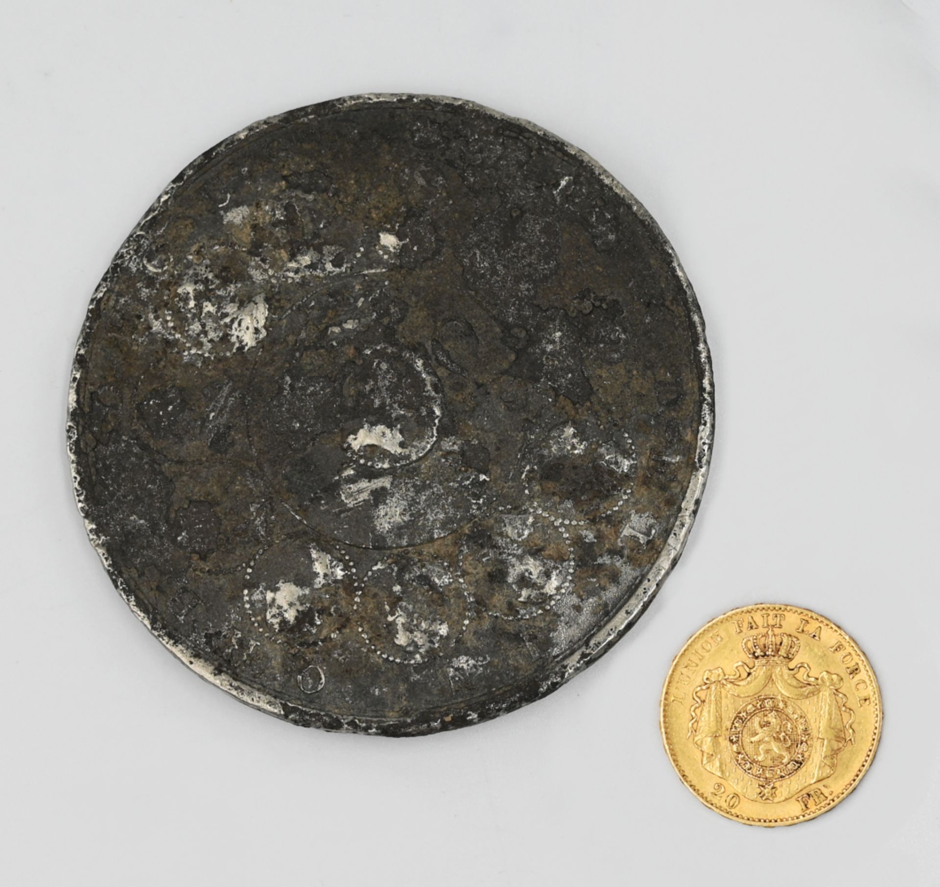 1 Münze GG Belgien 1867 gepunzt "20 Fr" sowie 1 Medaille Metall jew. Asp./ Gsp. - Image 2 of 2